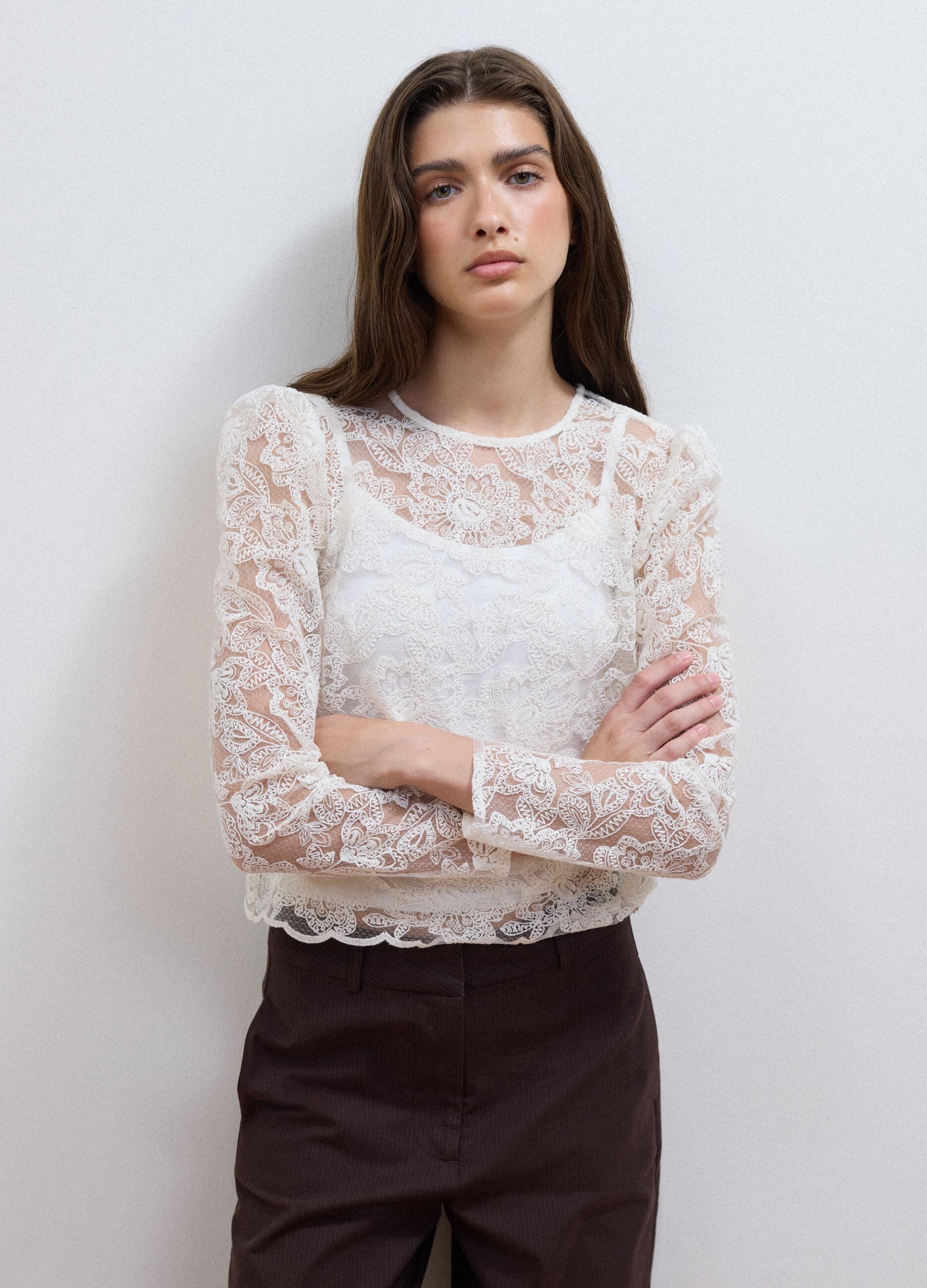 Blusa bianca in misto cotone con pizzo floreale slim fit