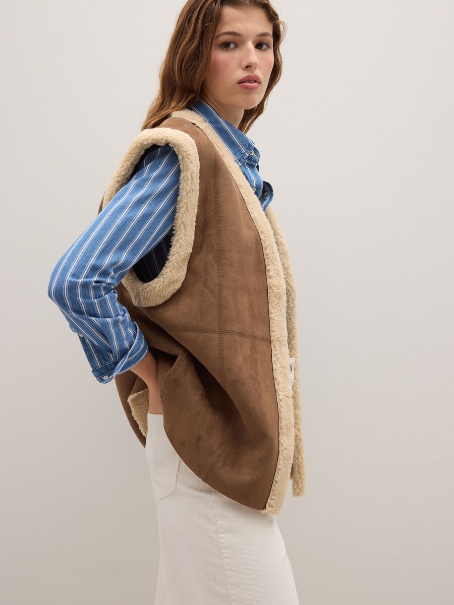 Regular fit brown sleeveless jacket_4