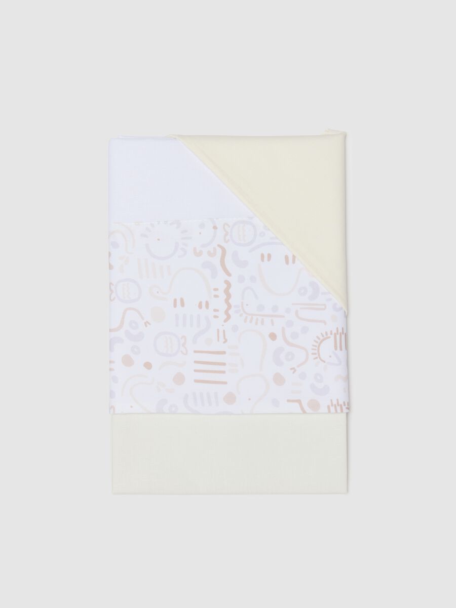 Three-piece white cotton crib set with ethnic style print_0