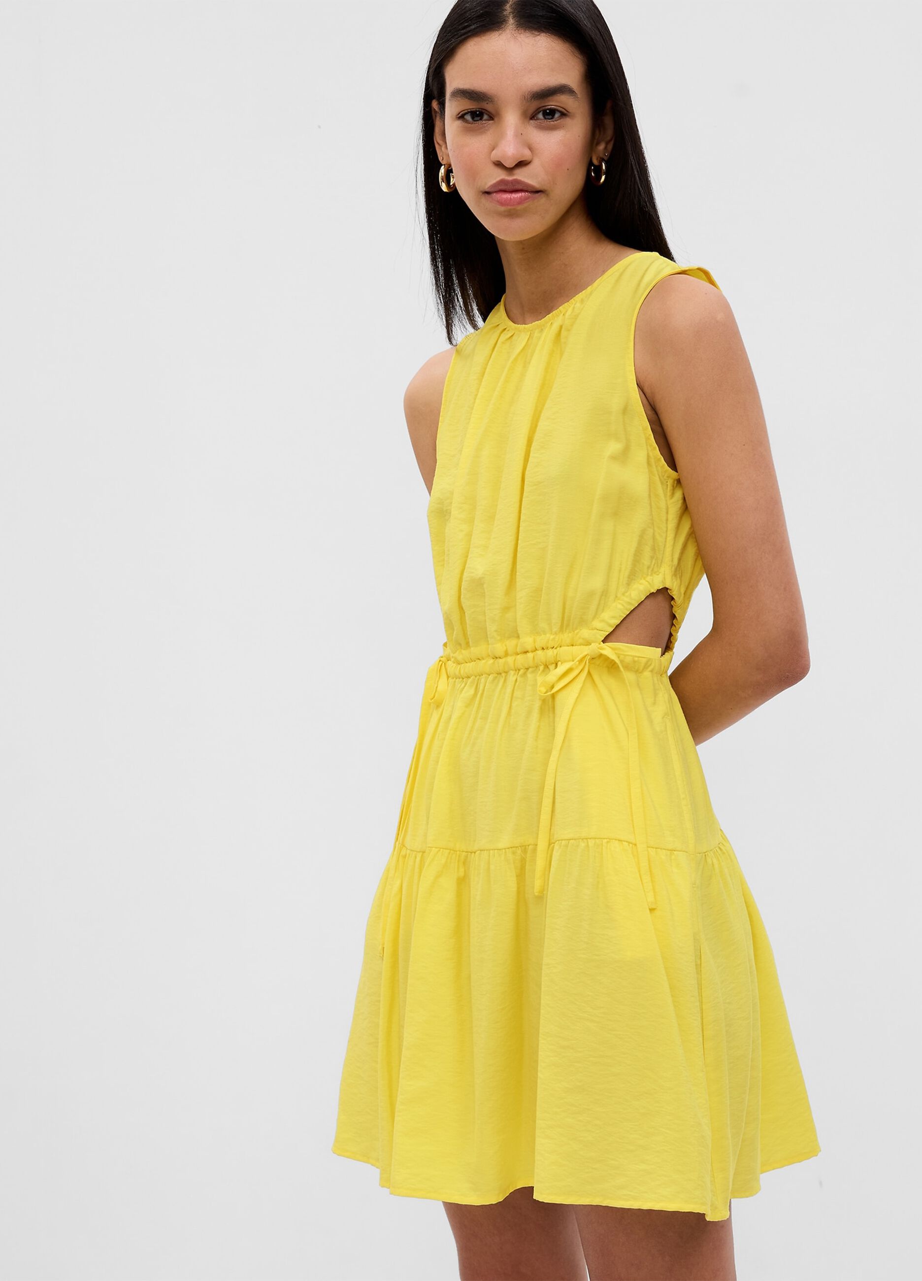 Abito corto a balze con dettagli cut out