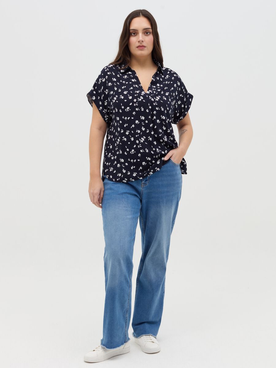Curvy blouse with V neckline and pattern_1