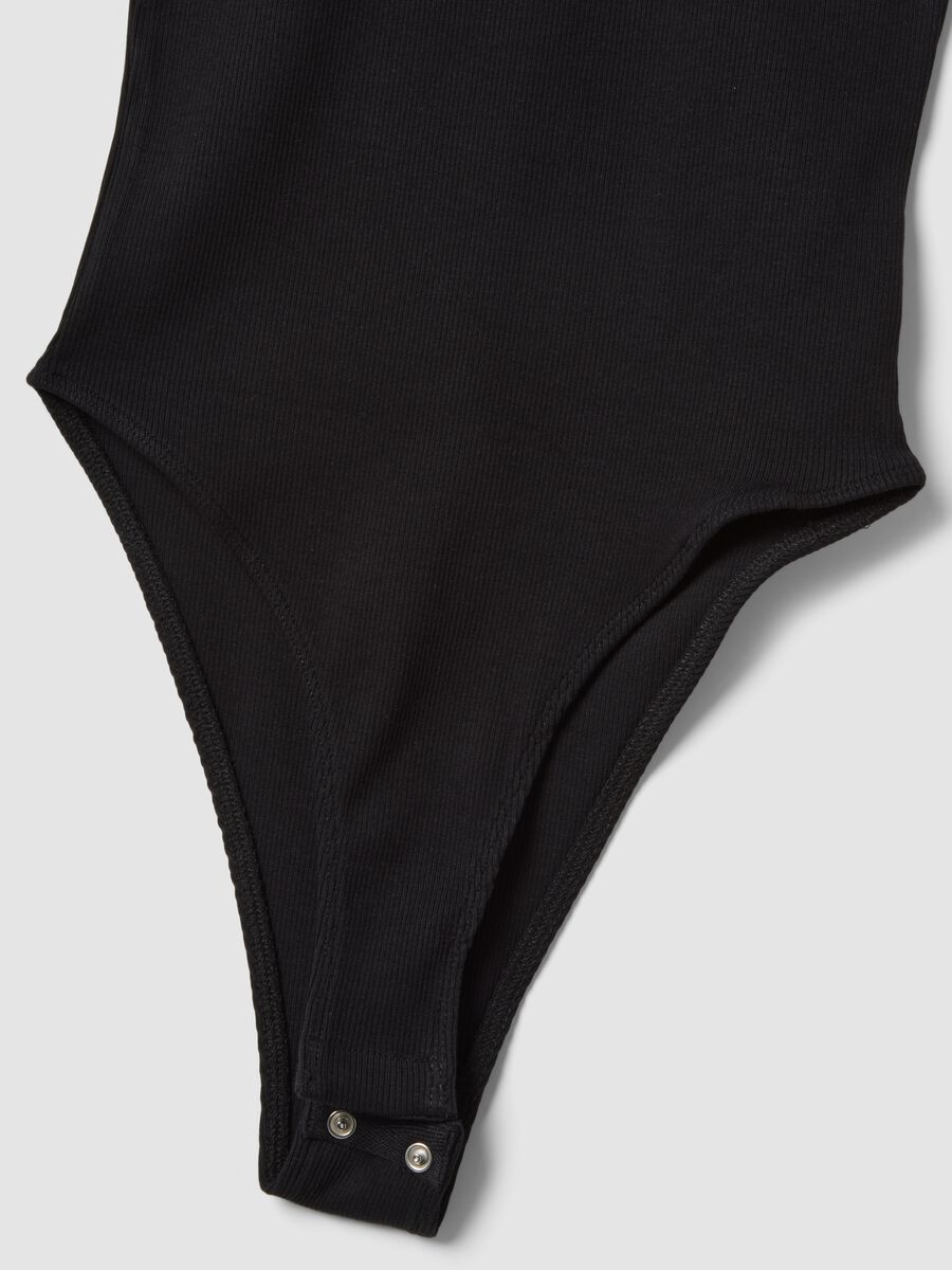 Body nero in cotone elasticizzato a costine con scollo ampio_5
