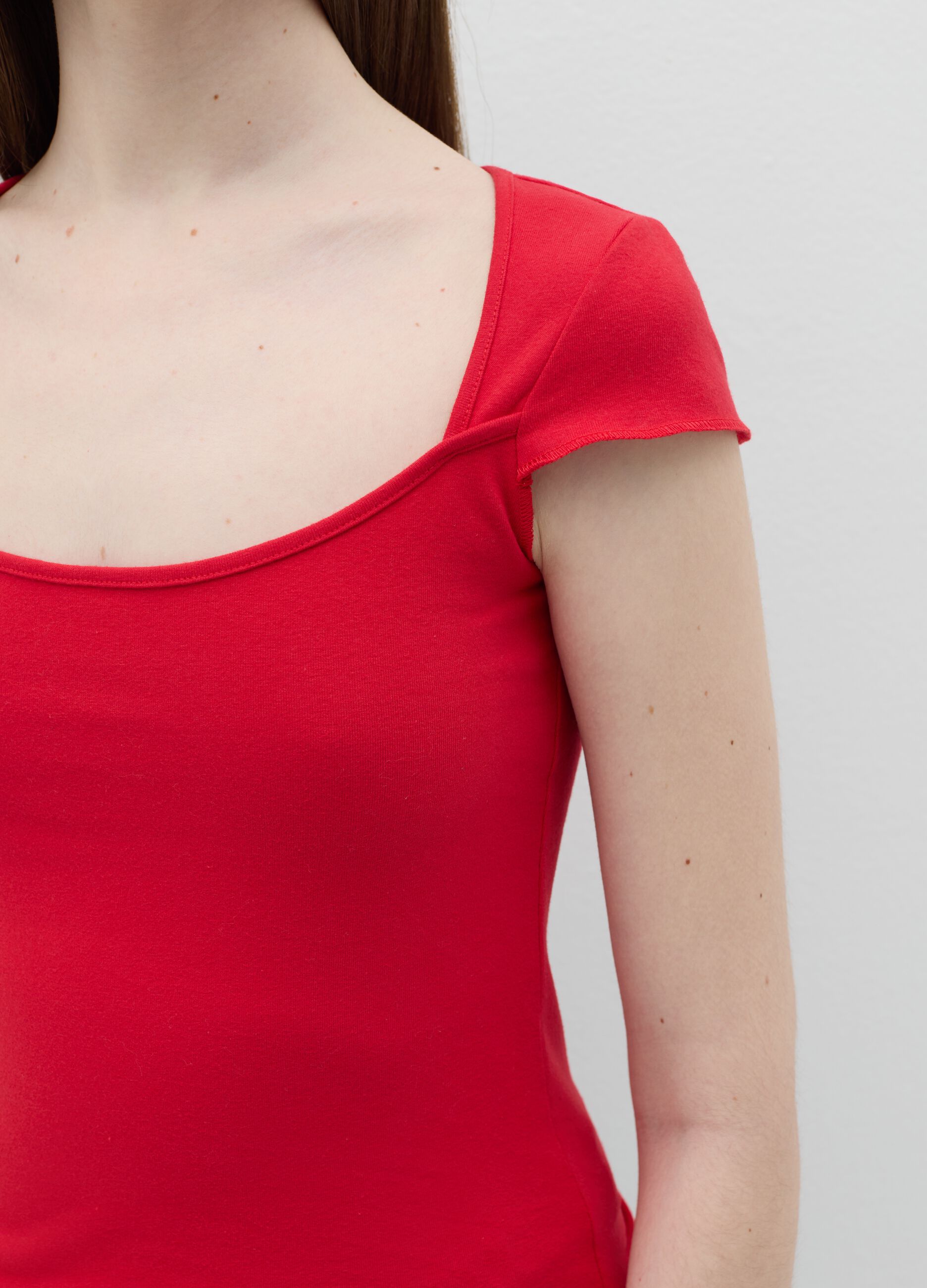 T-shirt da donna in cotone elasticizzato rossa fitted con collo squadrato