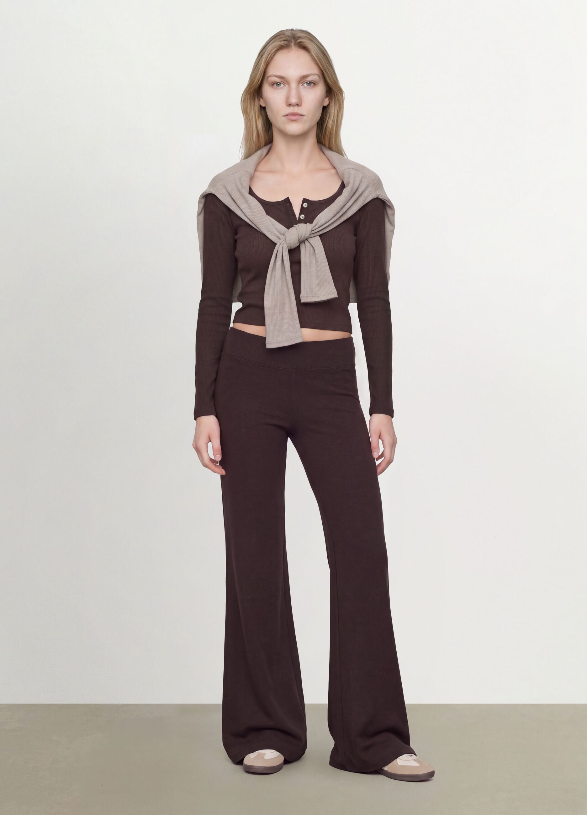 T-shirt marrone in viscosa elasticizzata con girocollo