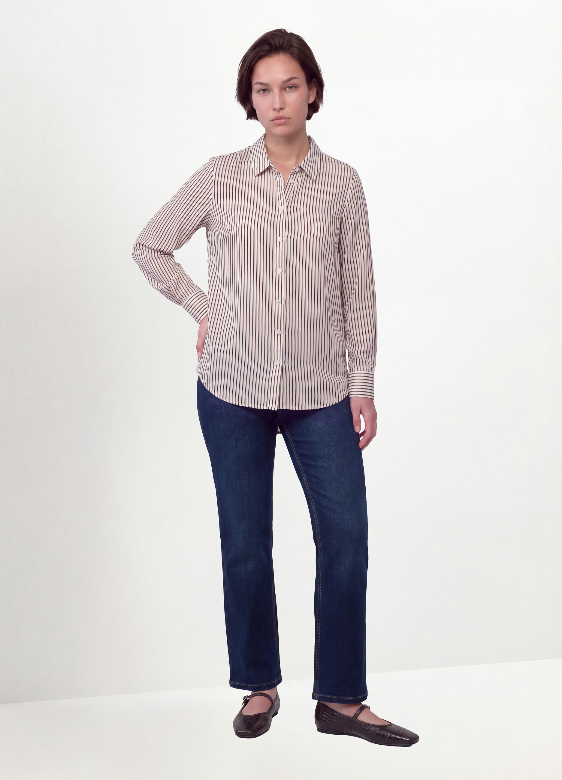 White striped shirt with classic collar, regular fit