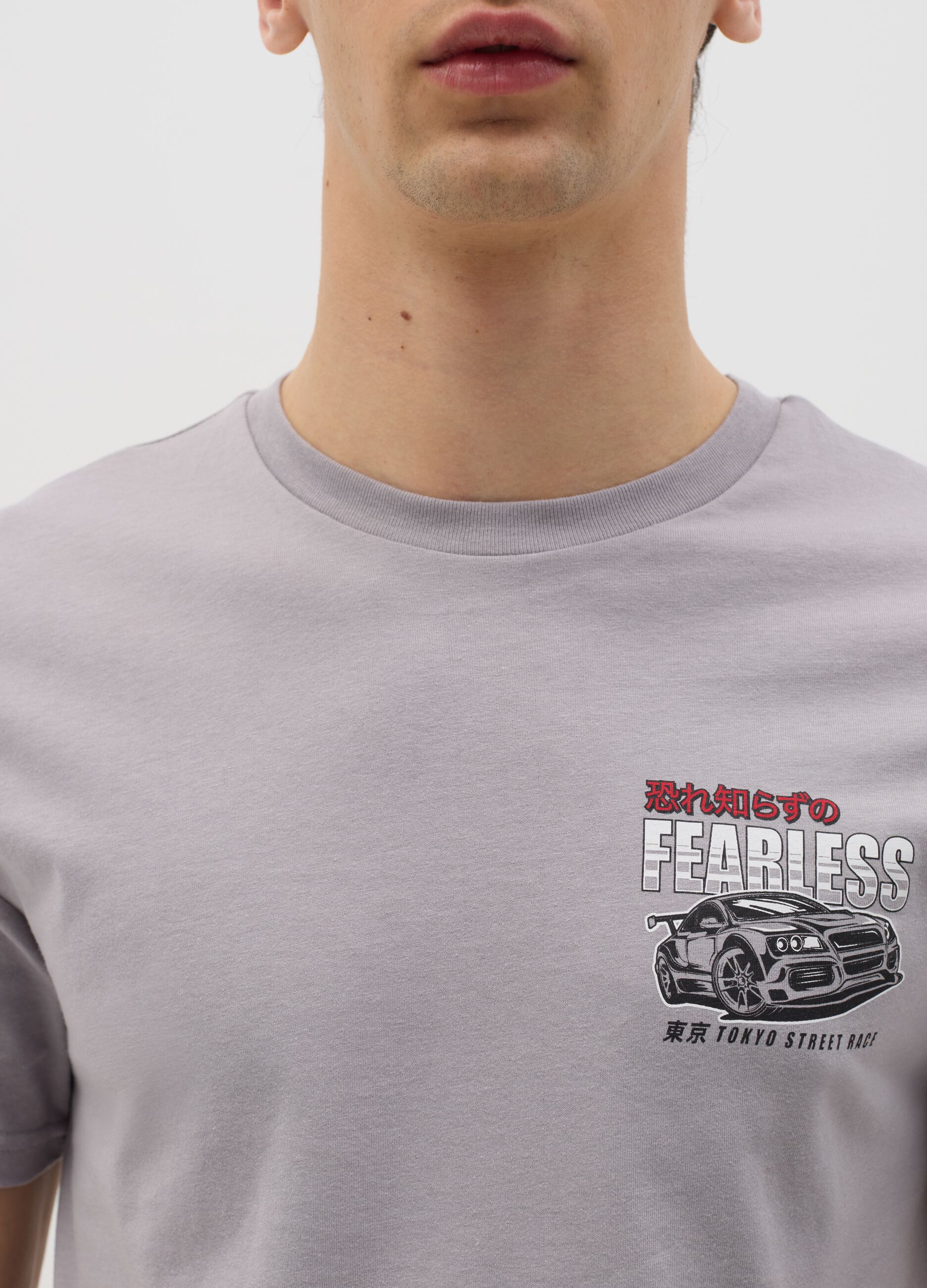 T-shirt in cotone con stampa auto da corsa "Fearless"