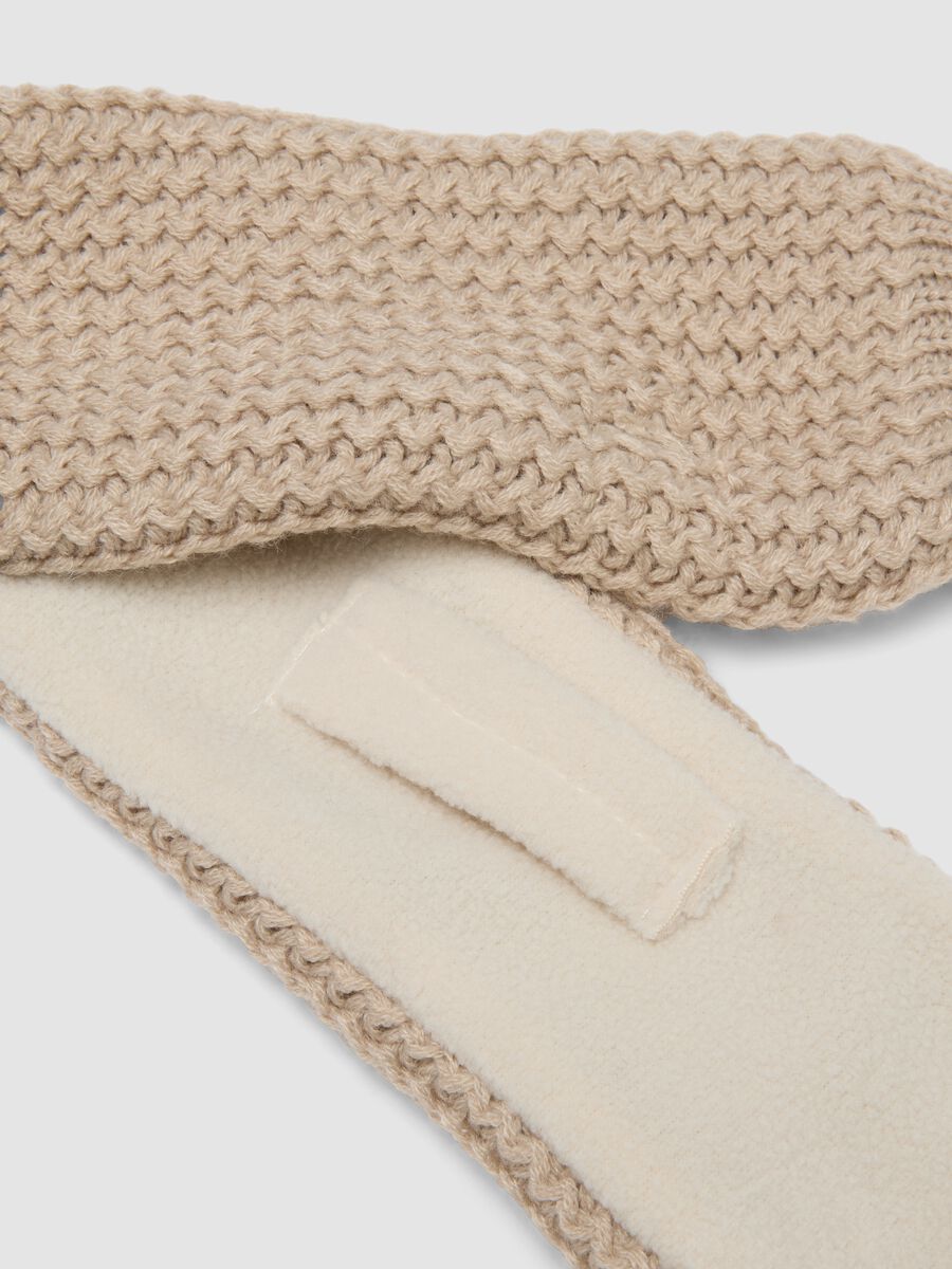 Sciarpa beige lavorata a maglia con orsetto_2