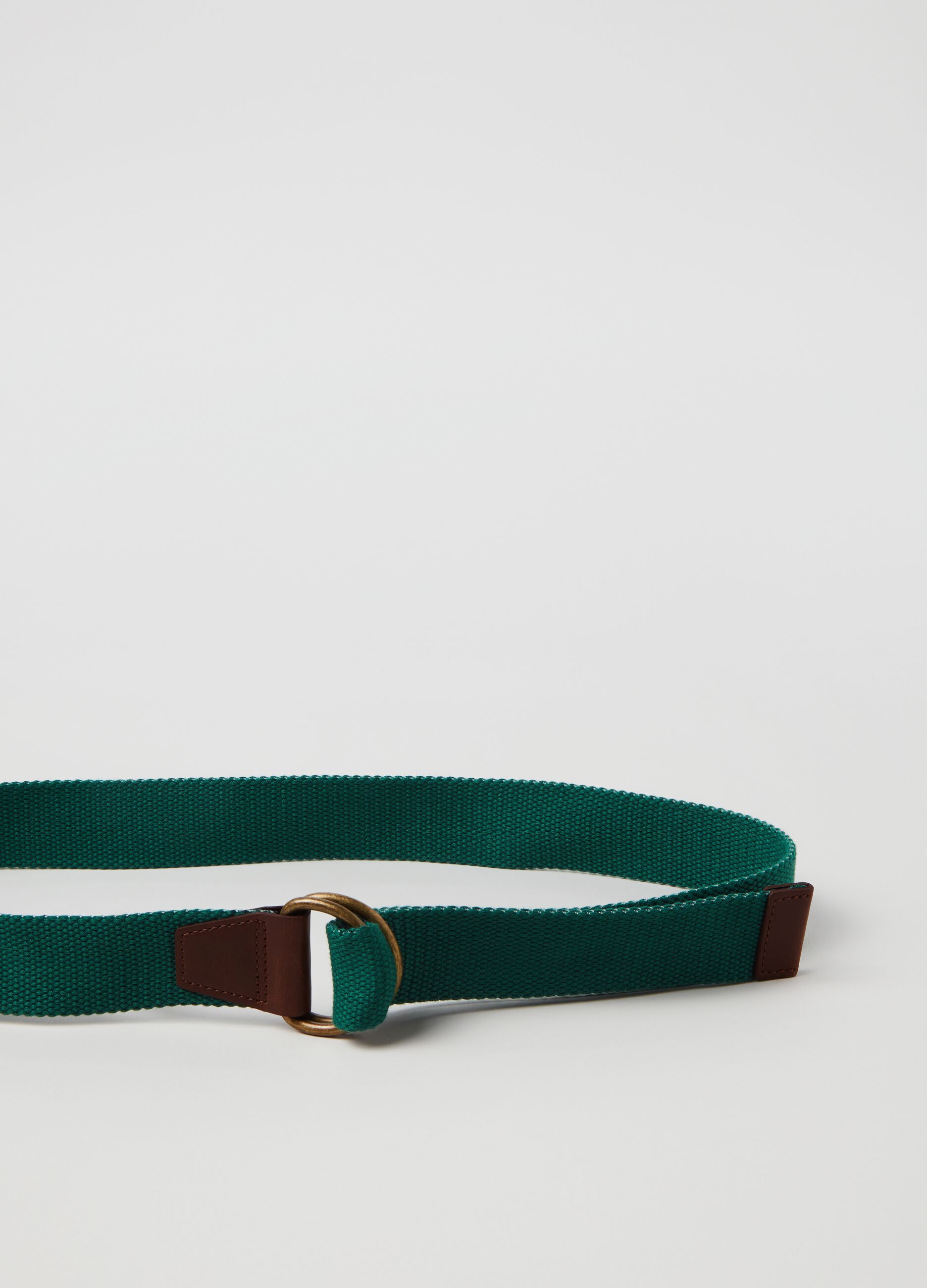 Canvas belt with ring buckle.
