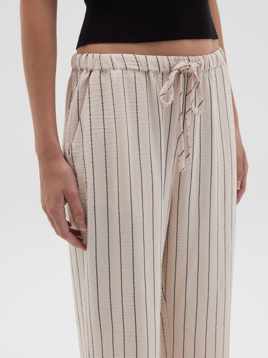 Crinkle-effect fluid trousers_2