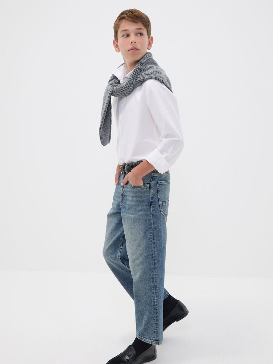 Jeans denim in puro cotone con vita elasticizzata skater fit per ragazzo_1
