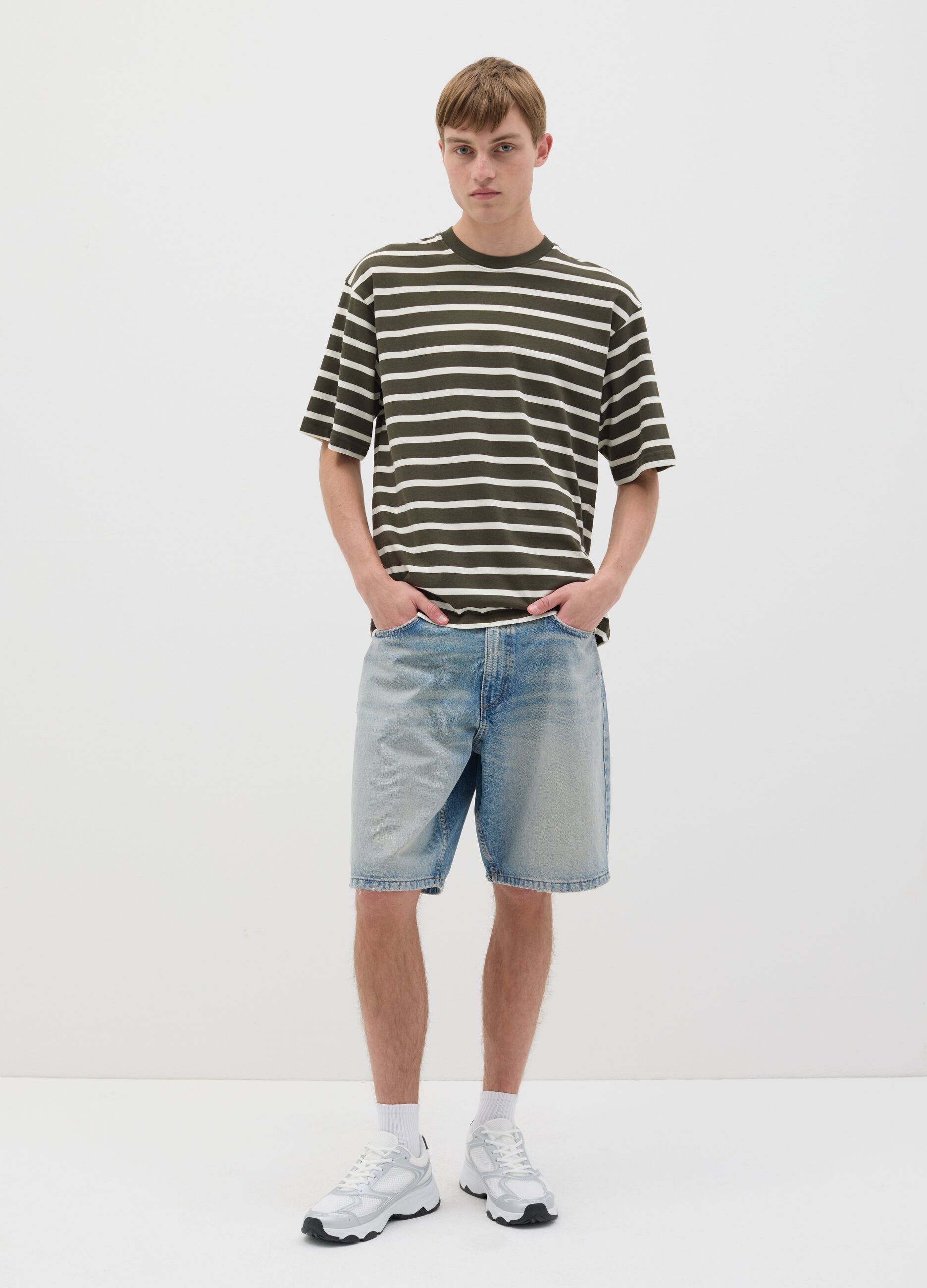 Shorts in denim blu con dettagli strappati