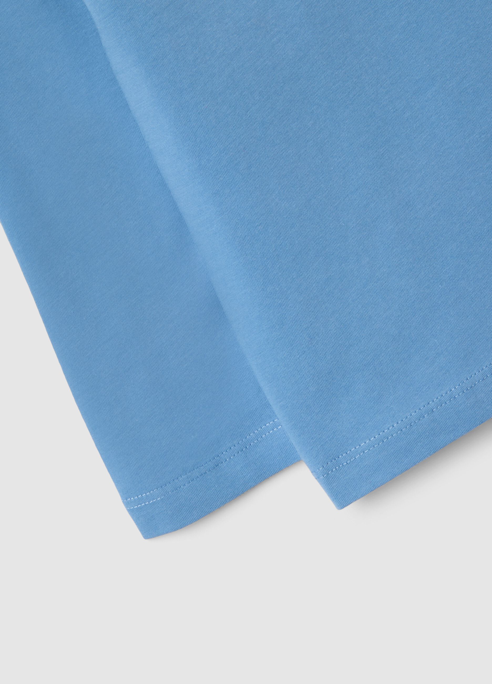 Boys&rsquo; blue pure cotton T-shirt with car print, regular fit