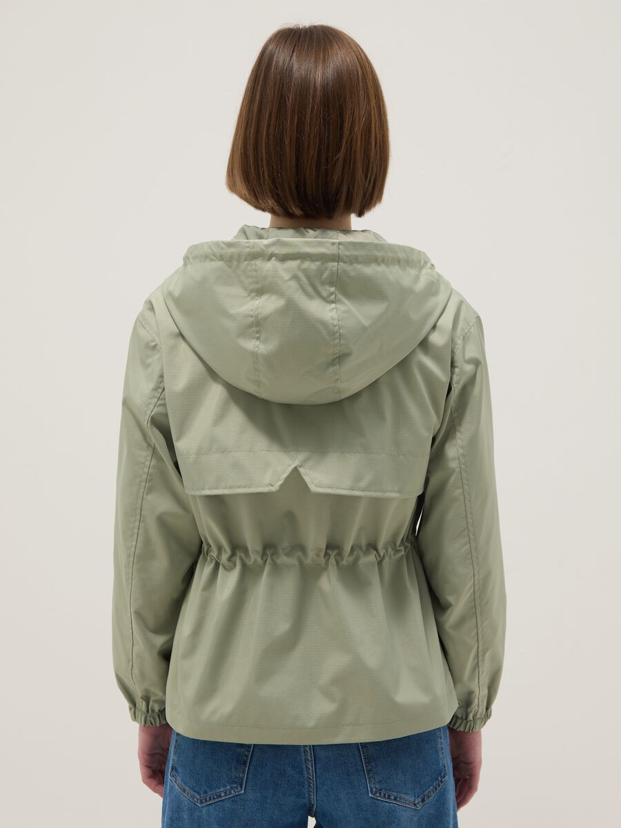 Giacca impermeabile verde regular fit con tasche e cappuccio_3