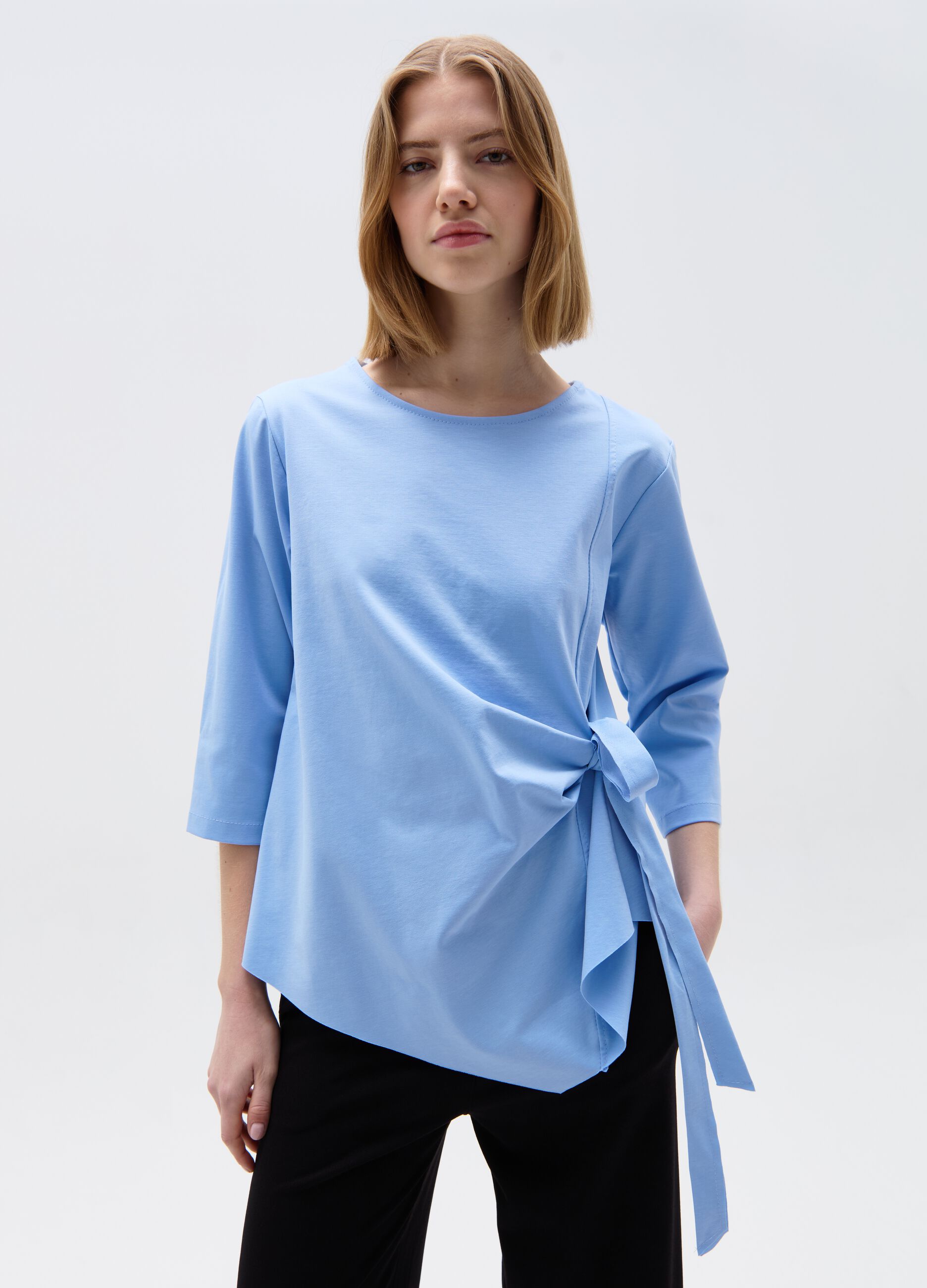 Blusa asimmetrica con fiocco laterale