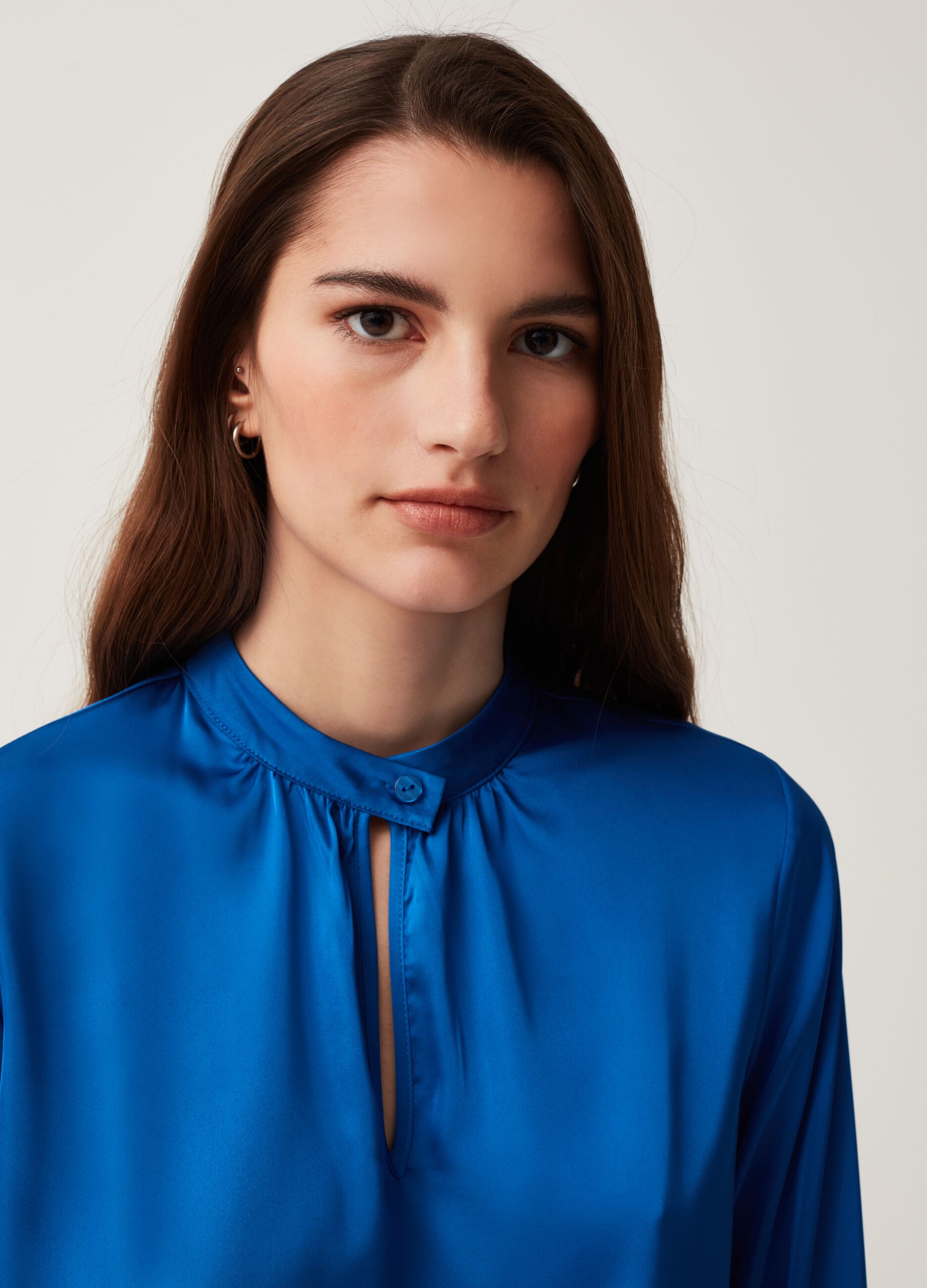Blusa in satin con bottone al collo_3