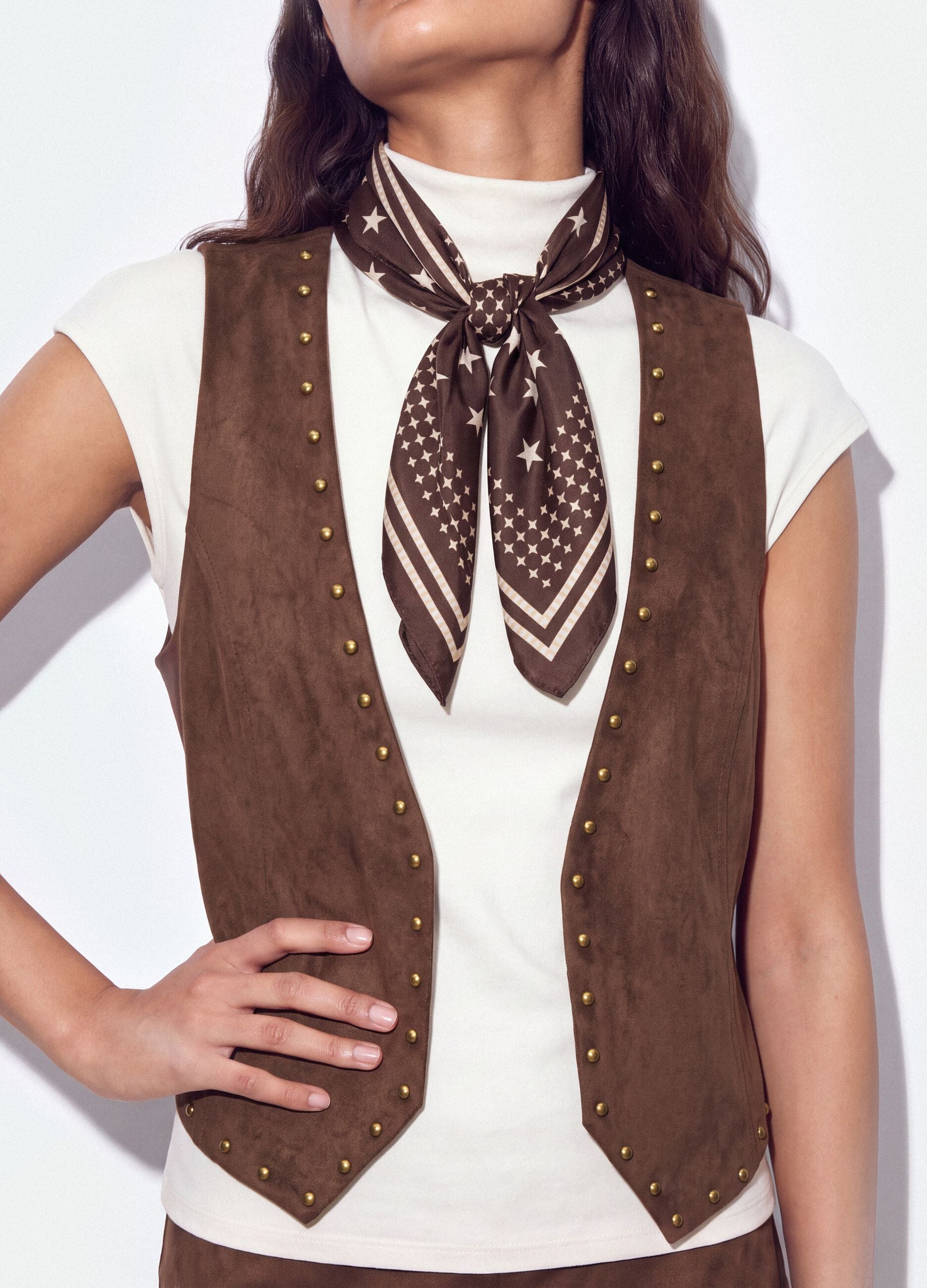 Gilet marrone in tessuto elasticizzato con borchie regular fit