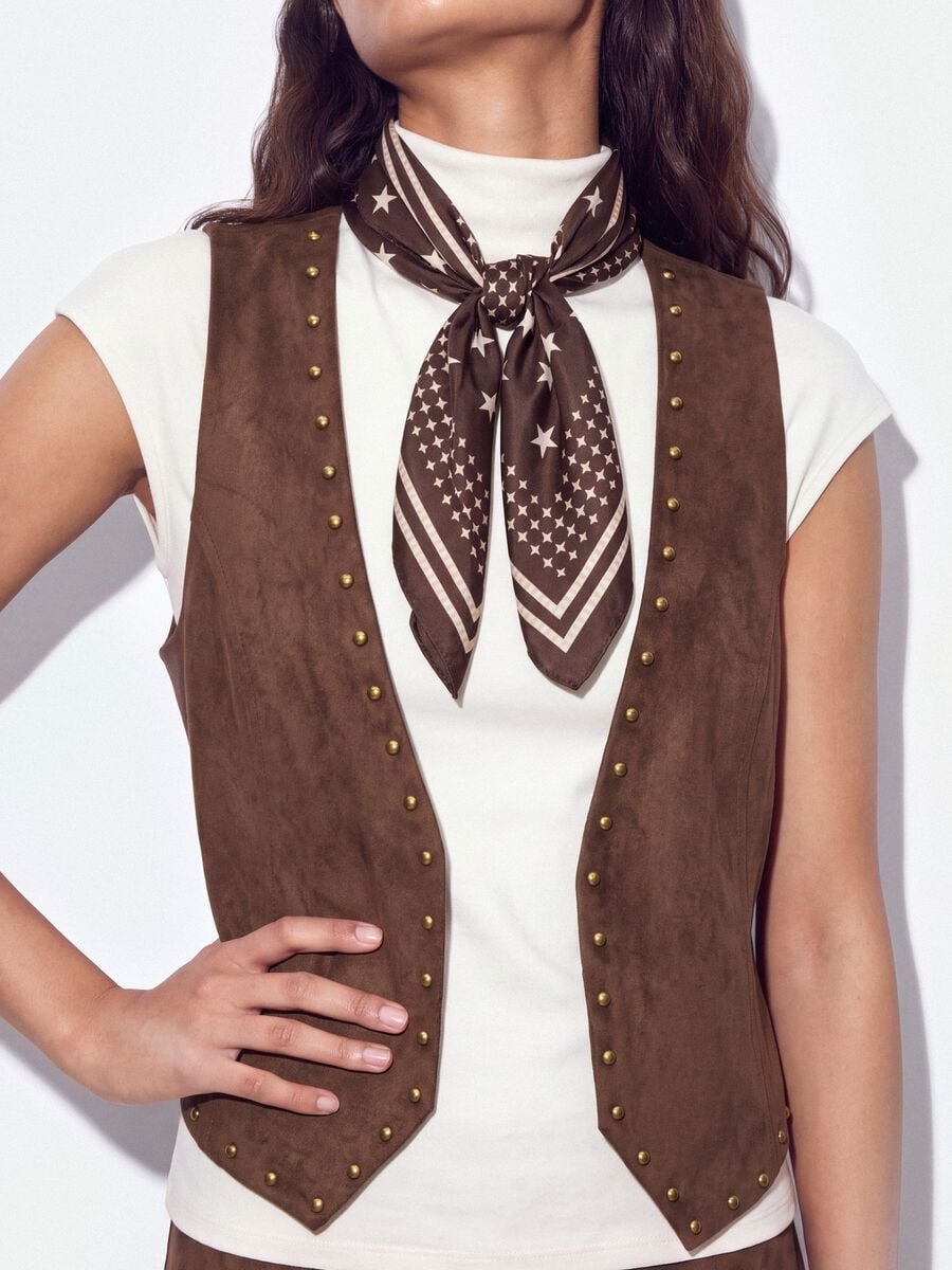 Gilet marrone in tessuto elasticizzato con borchie regular fit_2