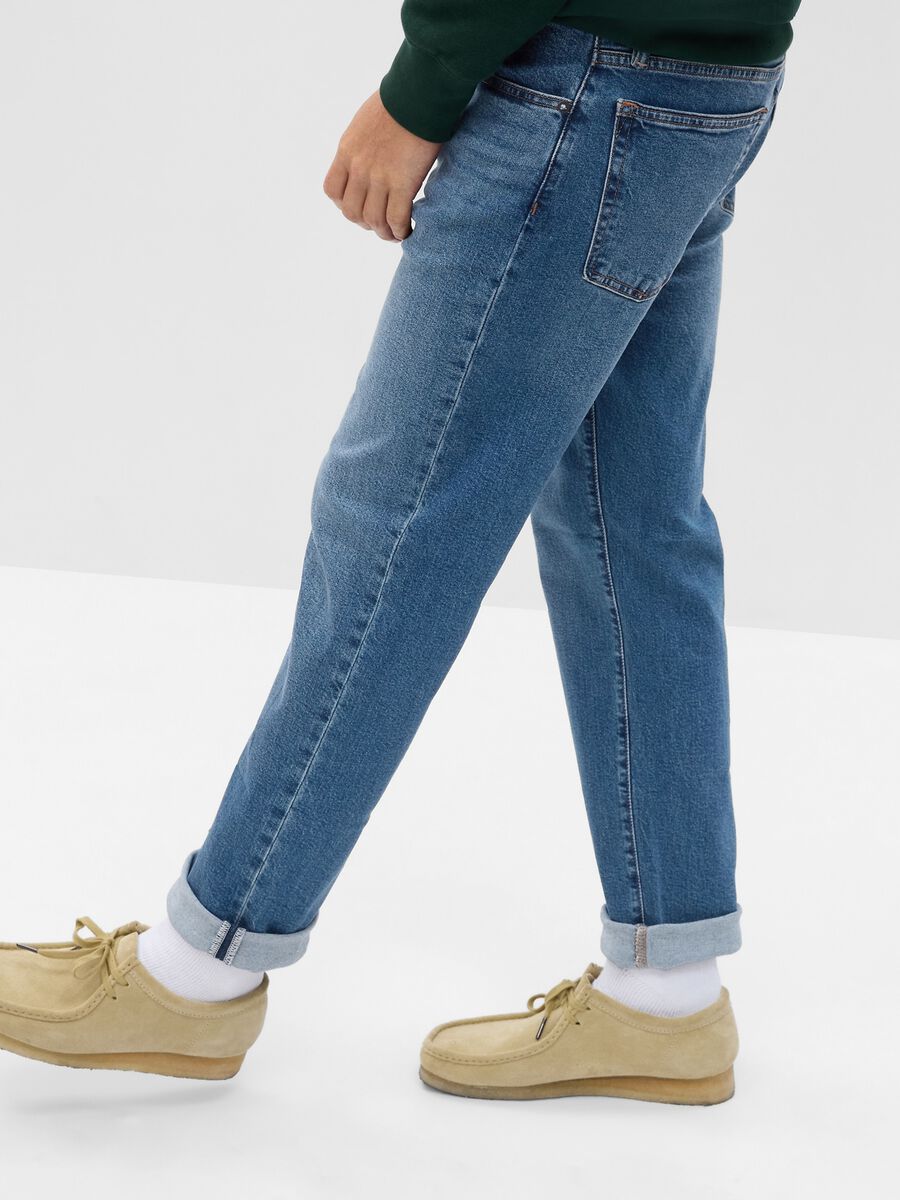 Straight-fit jeans with mid-rise waist_2
