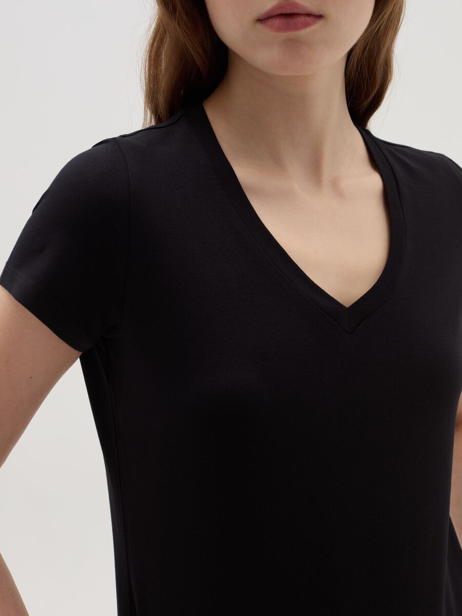 T-shirt tinta unita con scollo a V_3