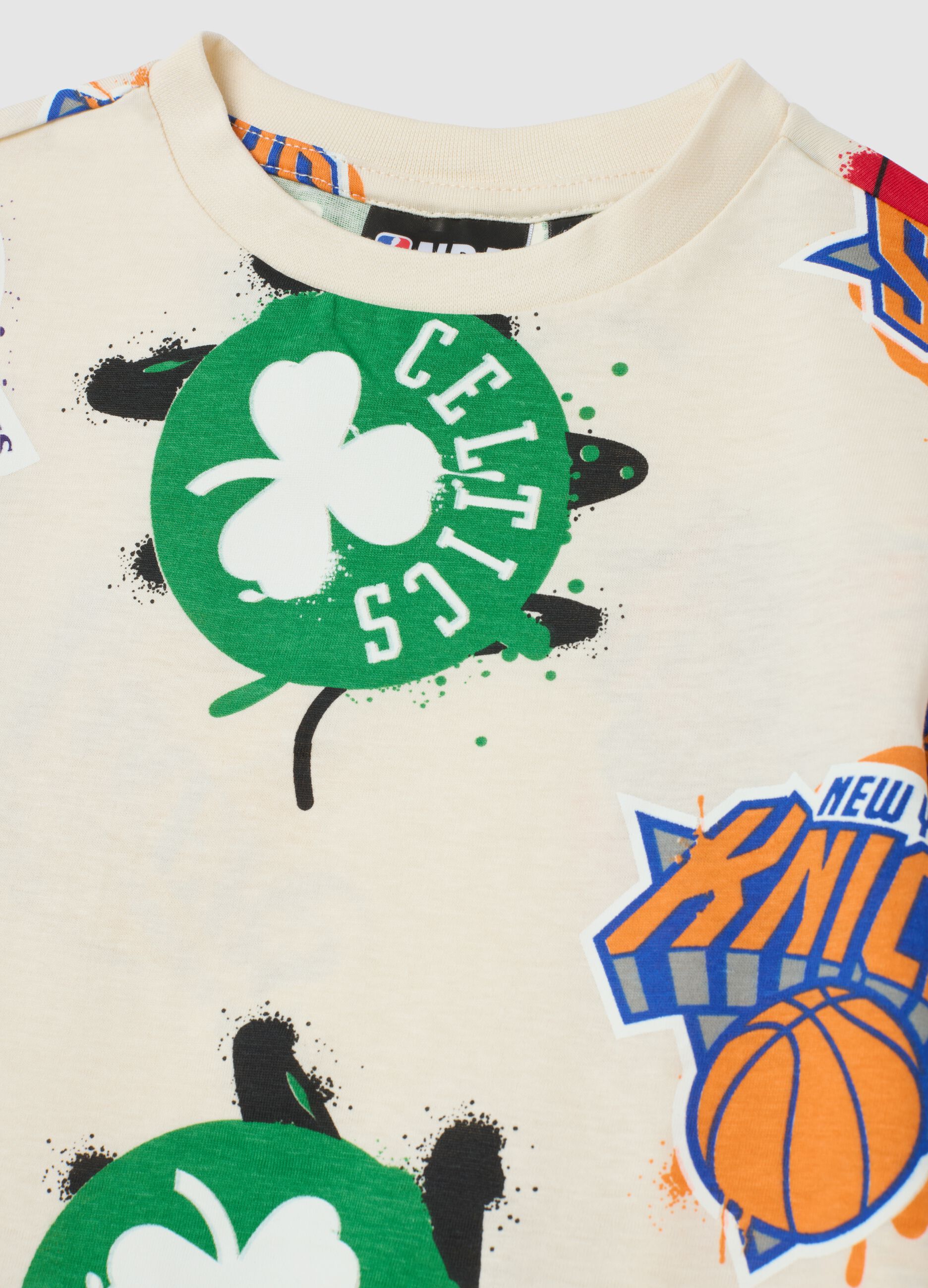 Set of kids' beige pure cotton t-shirt and regular fit shorts with NBA print