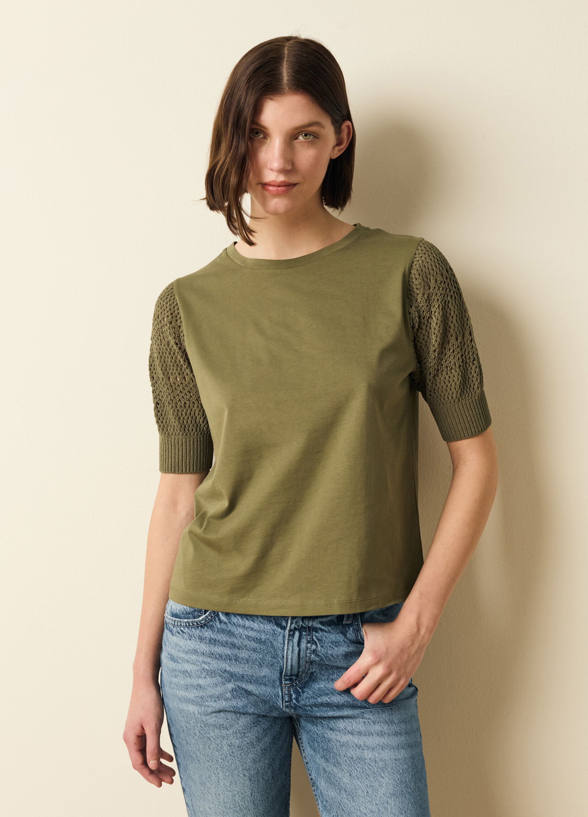 T-shirt with puff sleeves and crochet