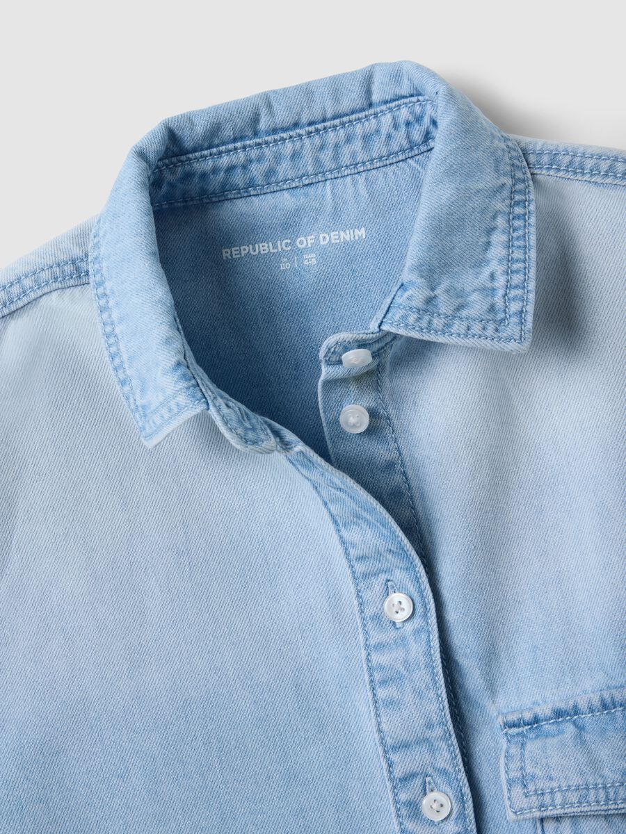 Crop shirt in misto cotone denim azzurra da bambina regular fit_3
