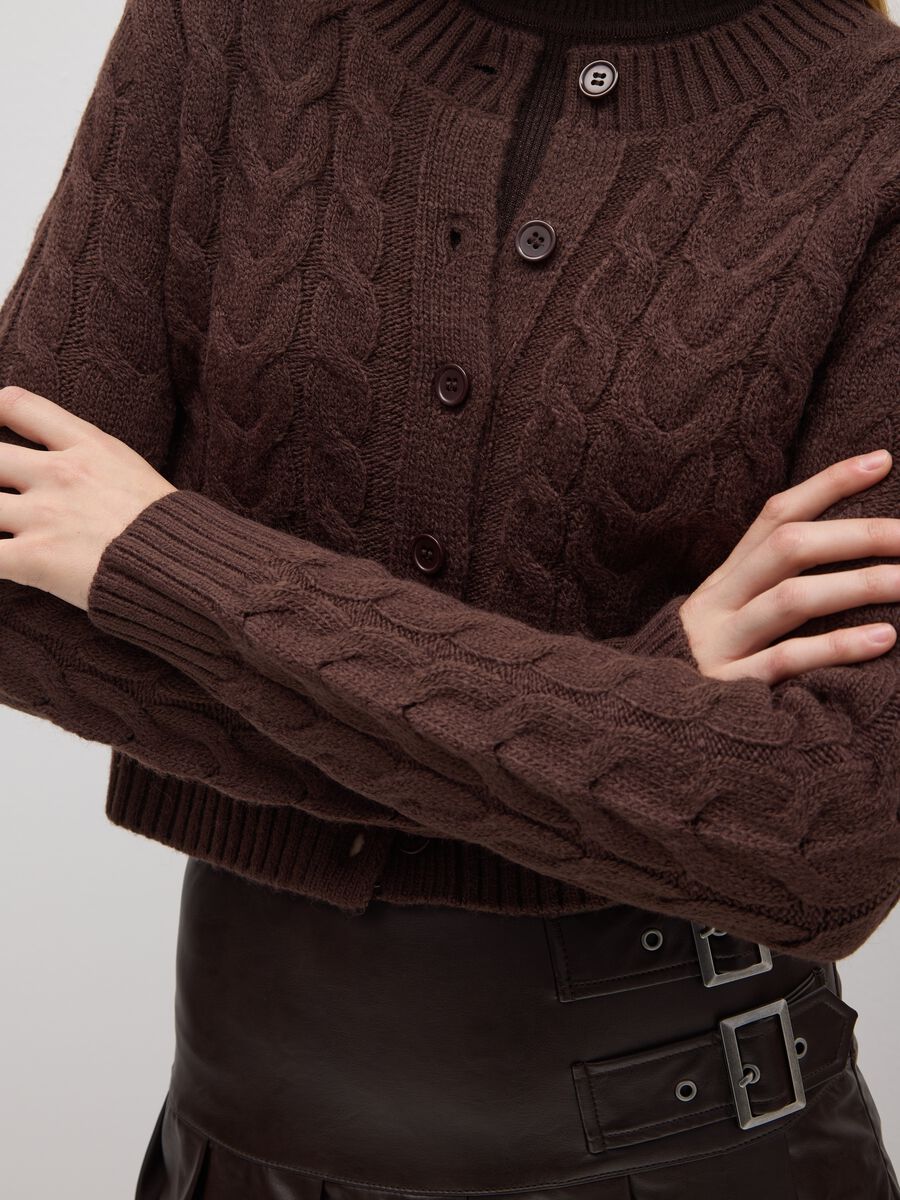 Cardigan marrone regular fit con lavorazione a maglia e bottoni_3