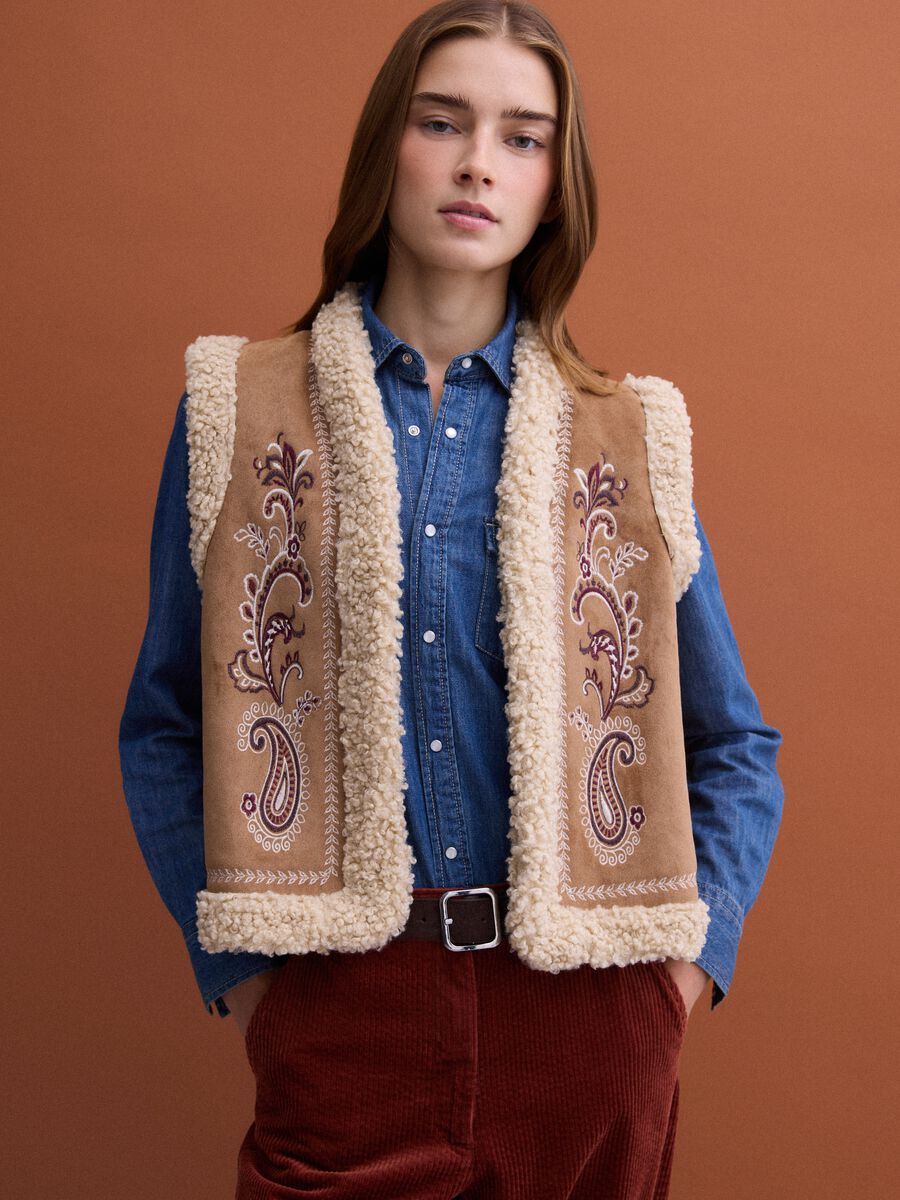 Gilet marrone con ricami e bordi effetto shearling regular fit_0