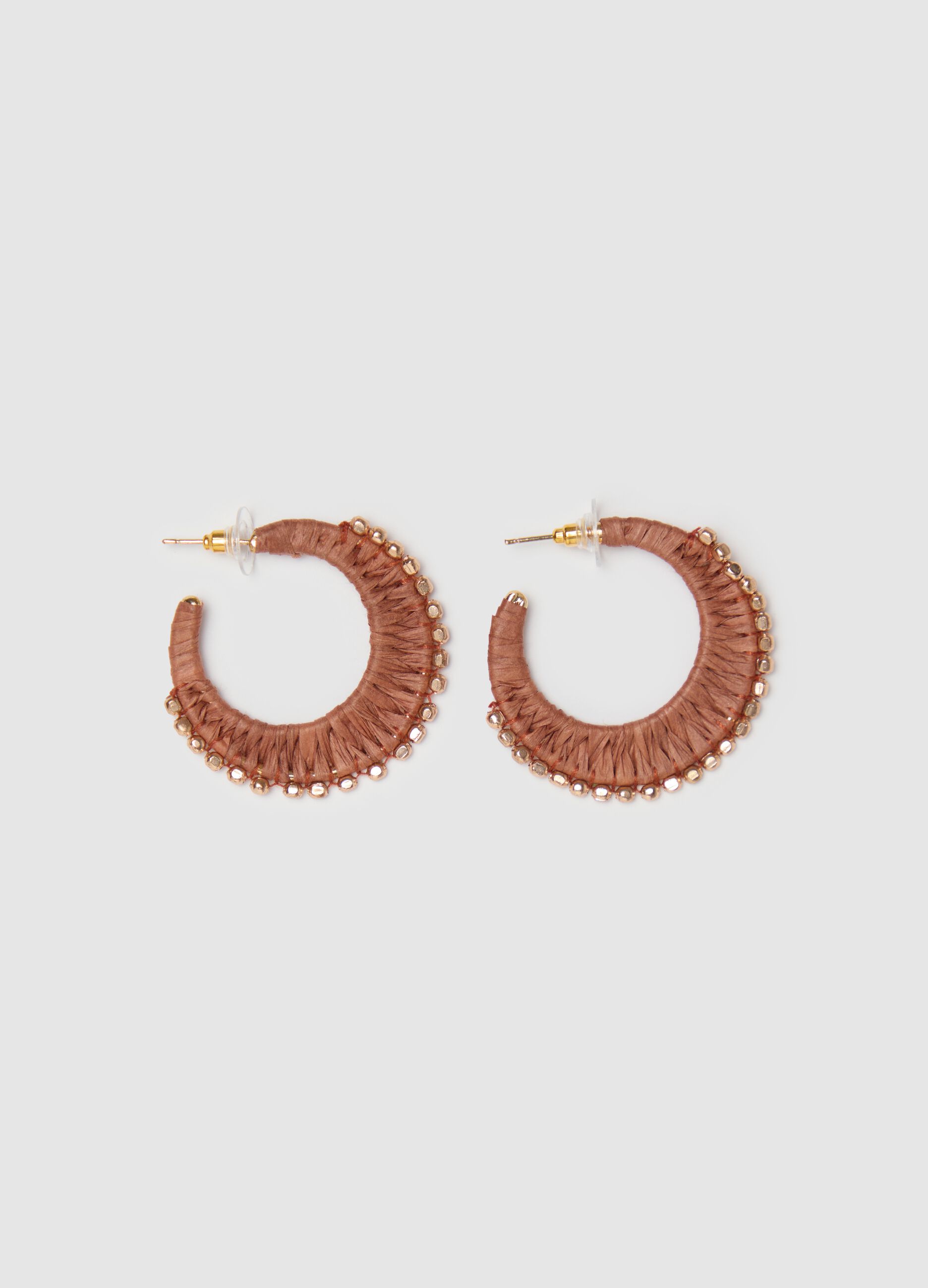 Hoop earrings in raffia with beads