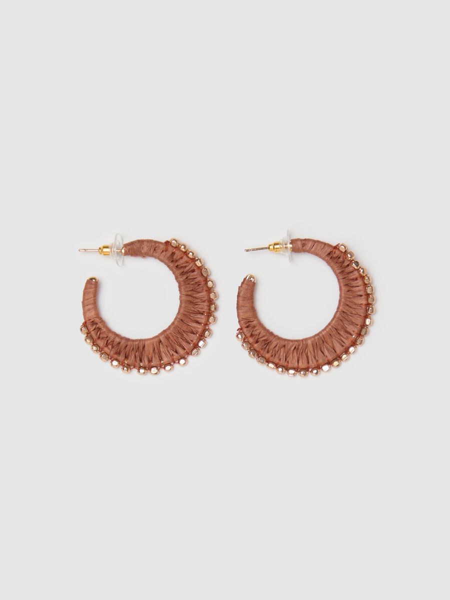 Hoop earrings in raffia with beads_0