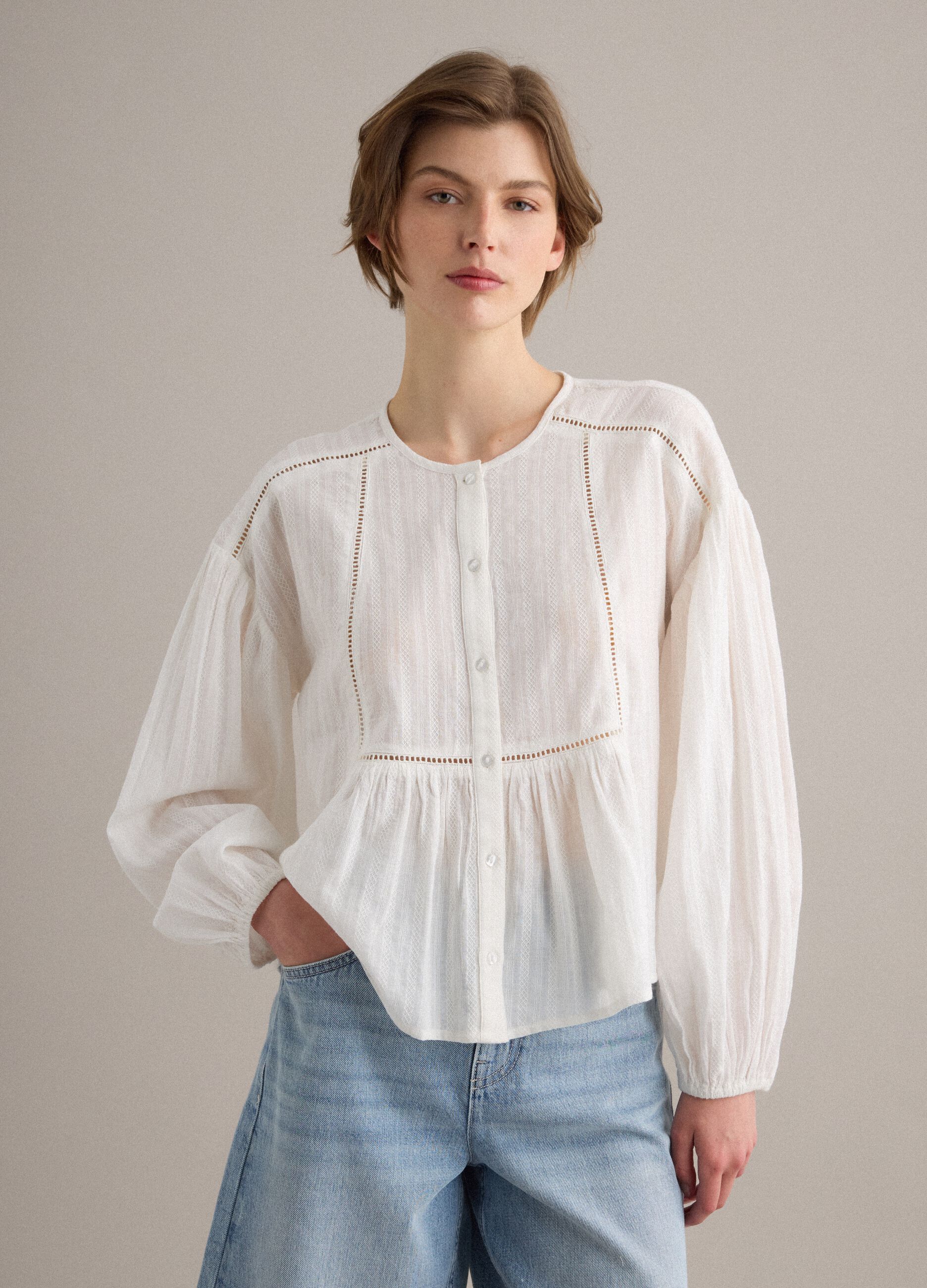Camicia bianca in puro cotone regular fit con inserti traforati