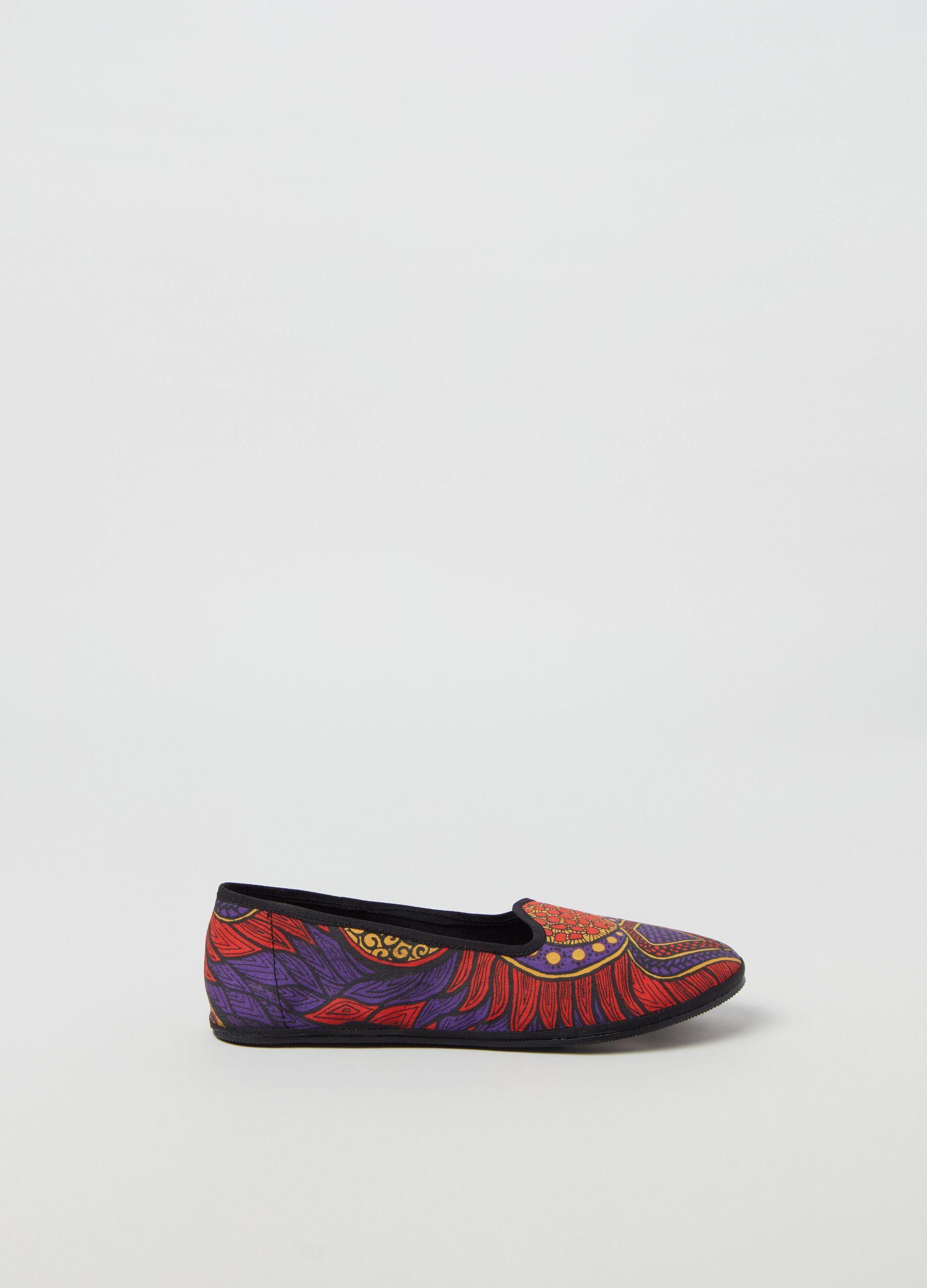 Slipper shoes with ethnic pattern