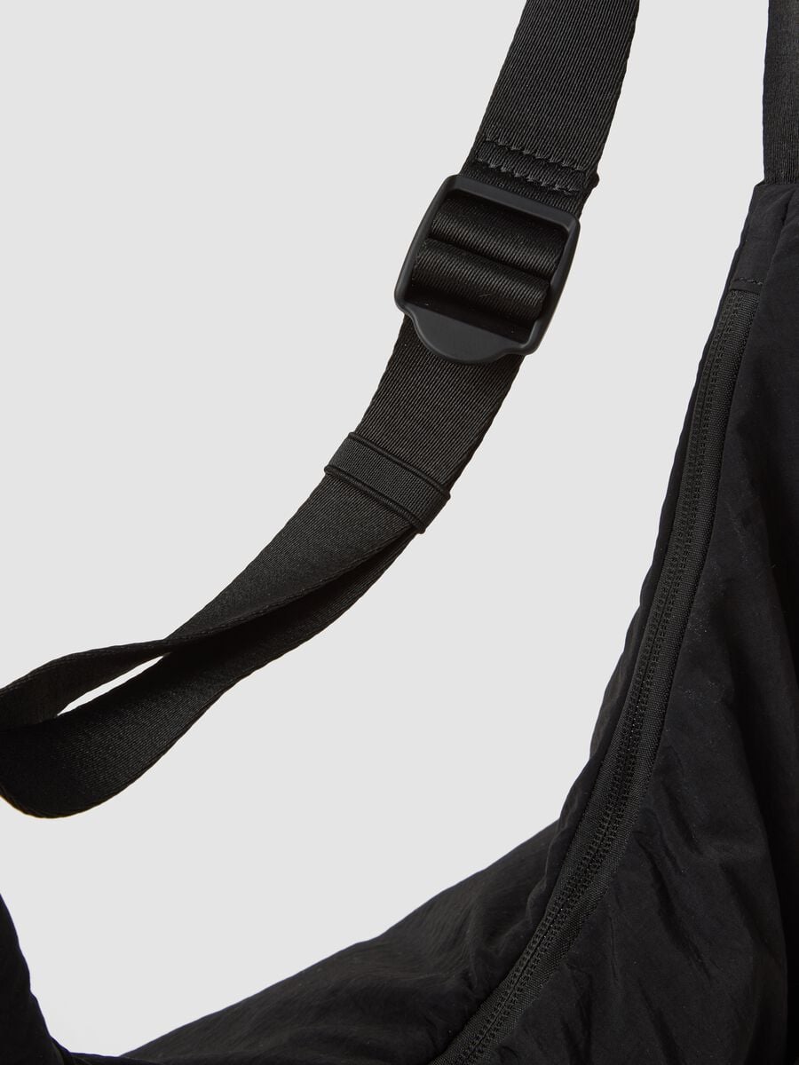 Borsa nera a spalla con tracolla regolabile_3