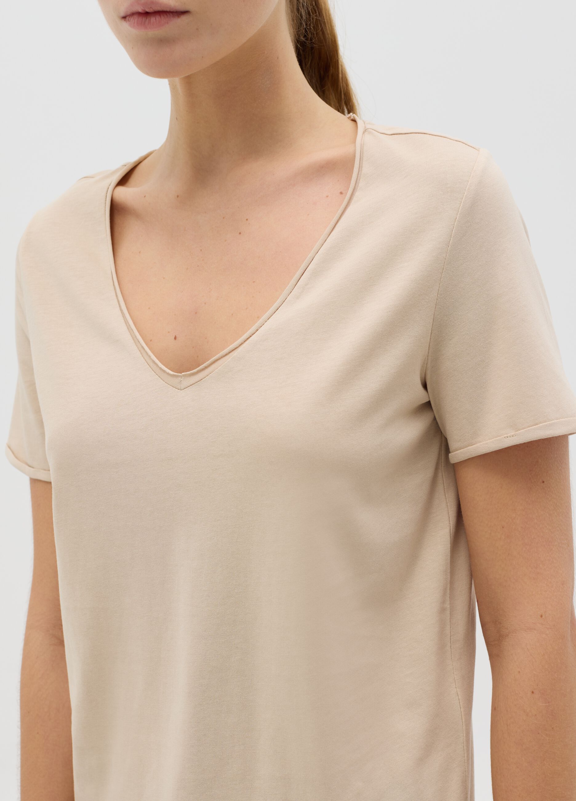 T-shirt beige in cotone bio con scollo a V