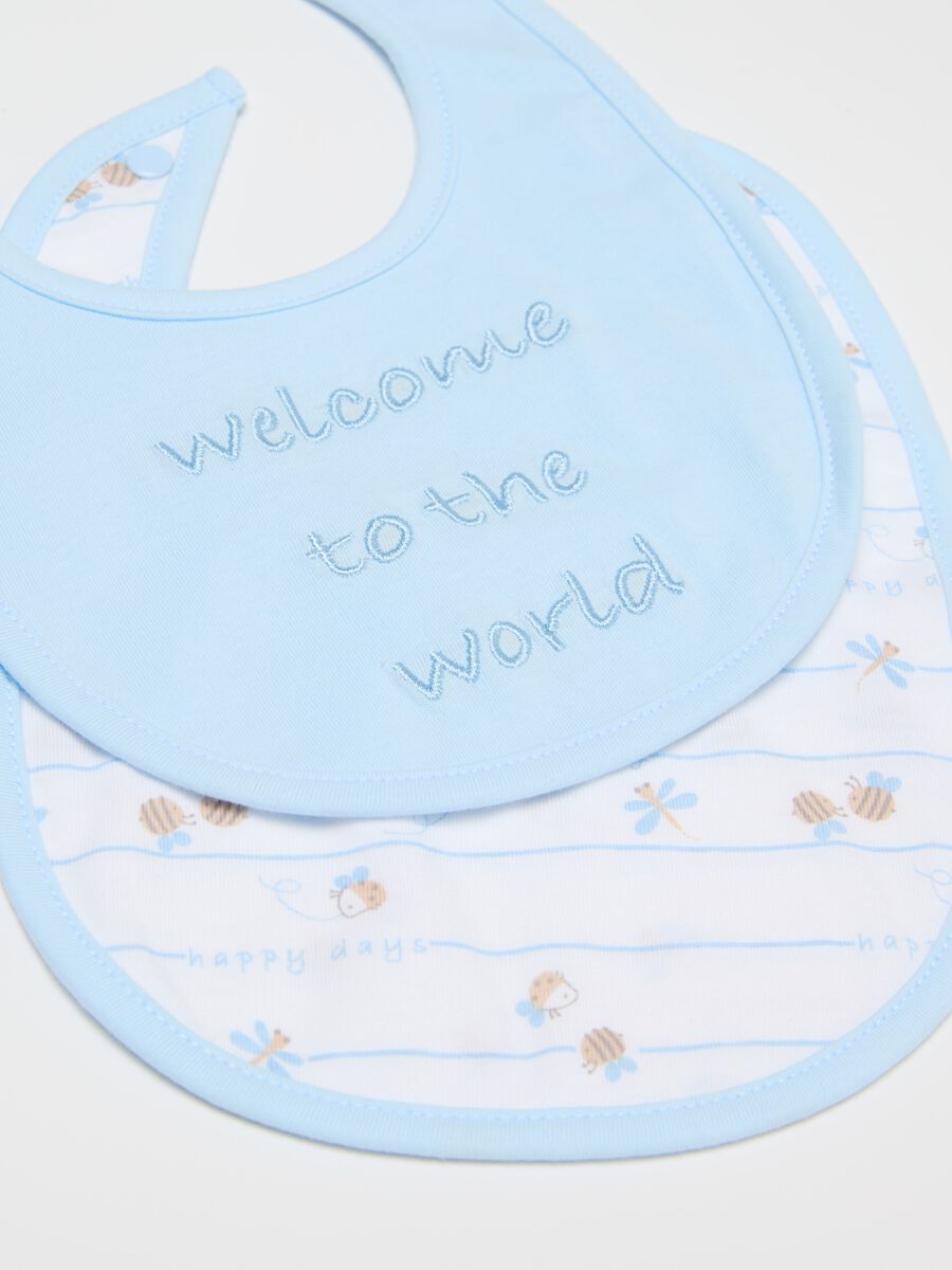 Two-pack bibs with "Welcome to the World" embroidery_2