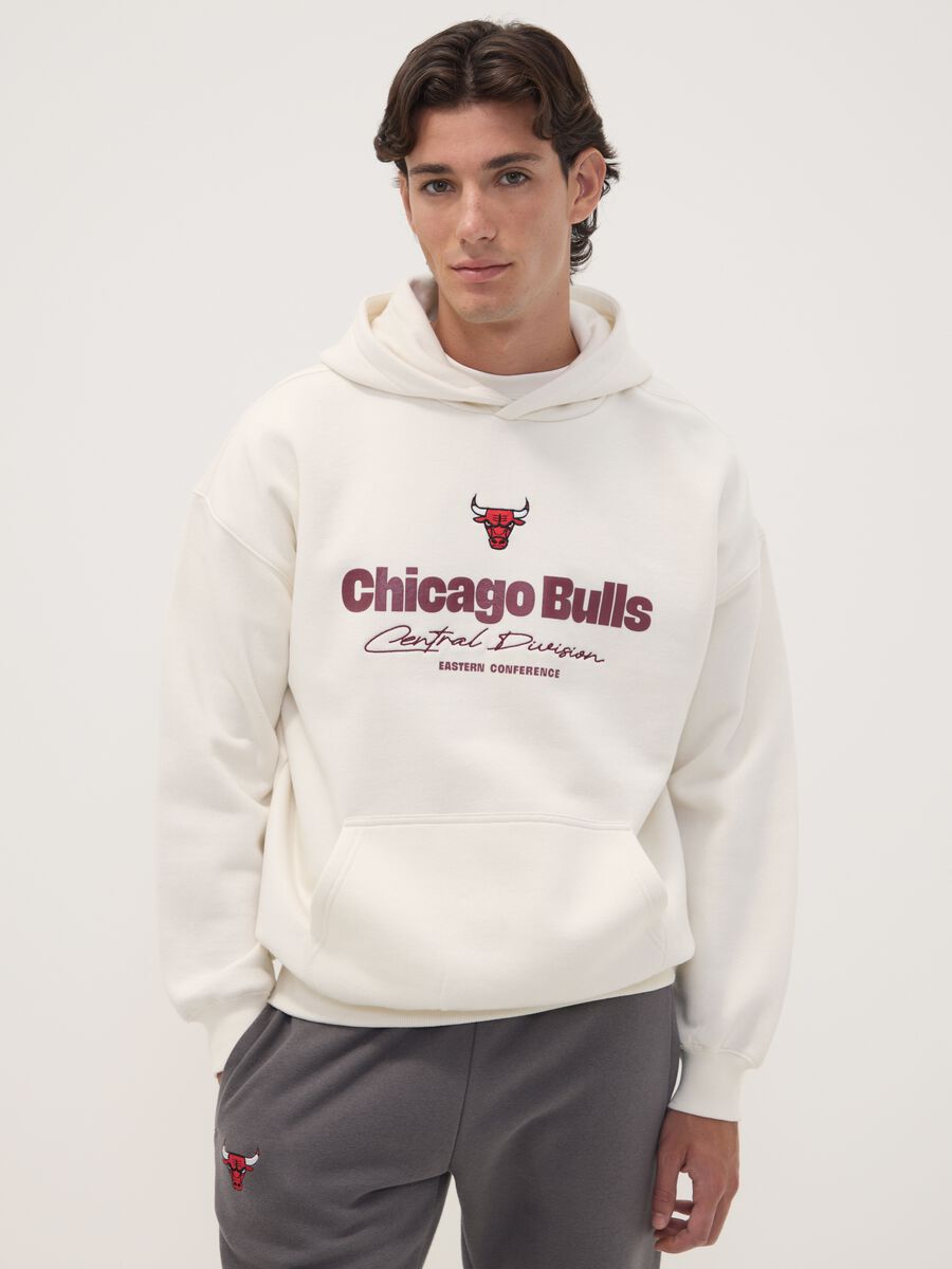 White cotton-blend hoodie with Chicago Bulls print_0