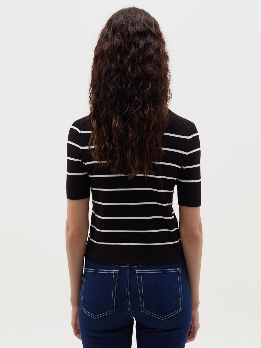 Short-sleeved top with striped design_3