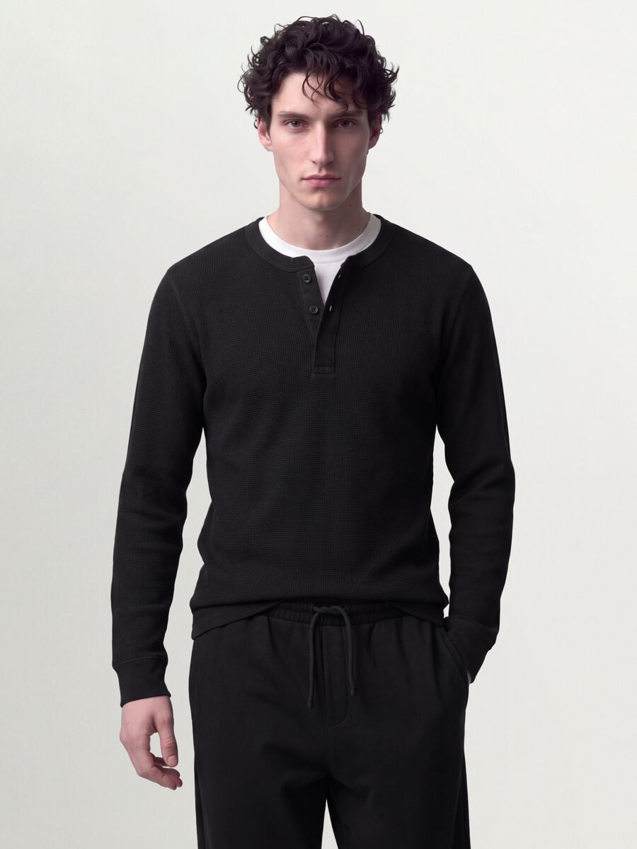 T-shirt nera in misto viscosa a nido d'ape regular fit_0