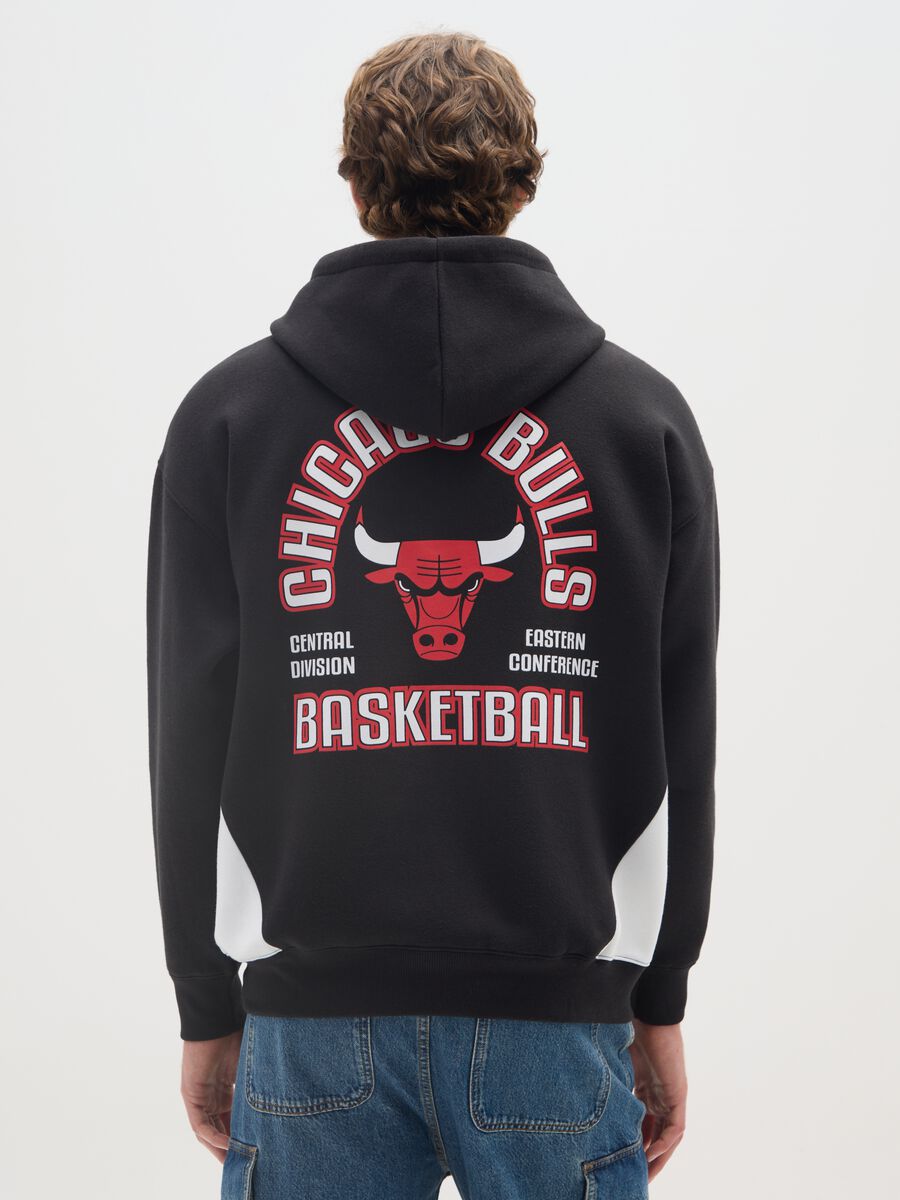 Black cotton blend hoodie with Chicago Bulls print_2