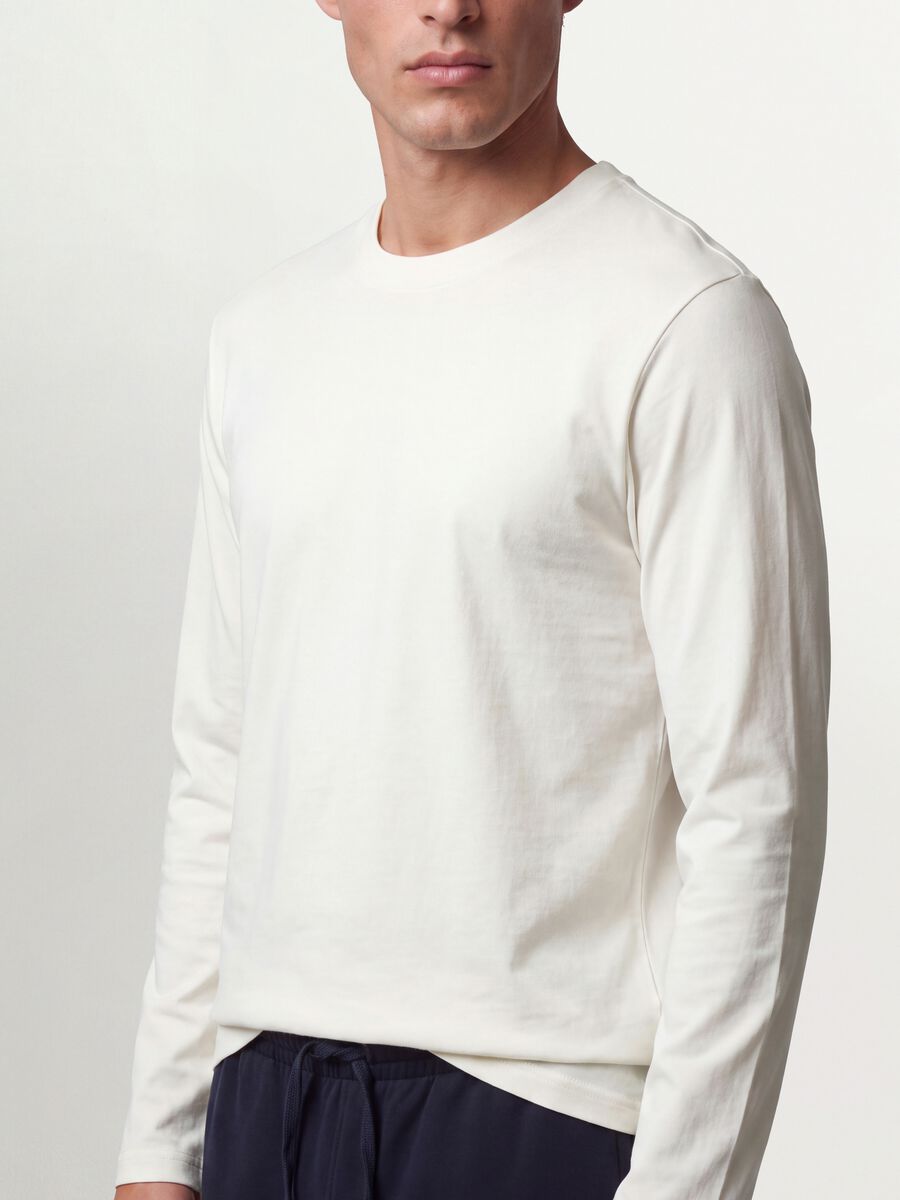 T-shirt bianca a maniche lunghe in puro cotone organico con girocollo_2