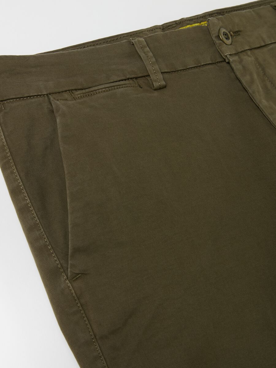 Solid colour stretch cotton chino trousers_5
