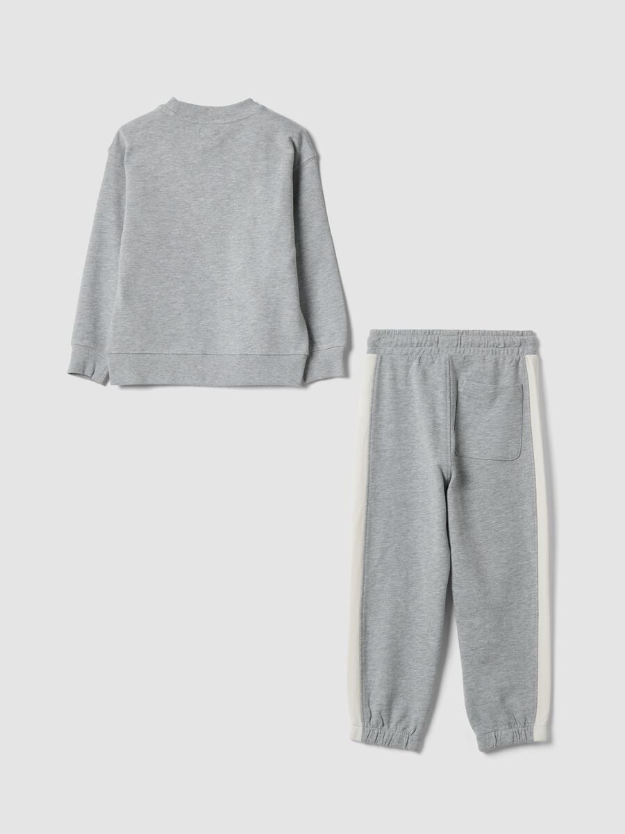 Grey 100% cotton tracksuit with sweatshirt and varsity print for boys_3