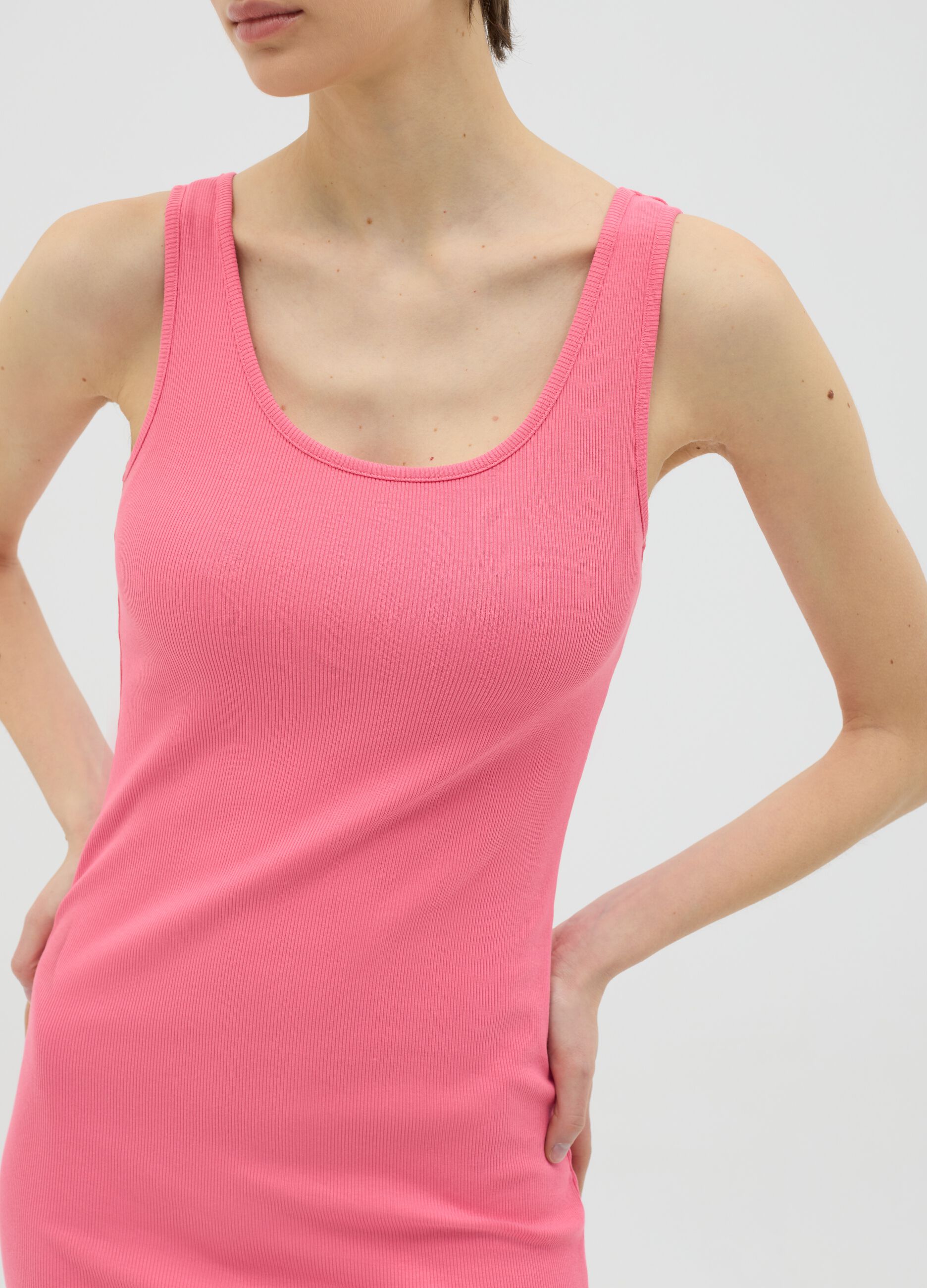 Fitted pink cotton dress with long sleeves
