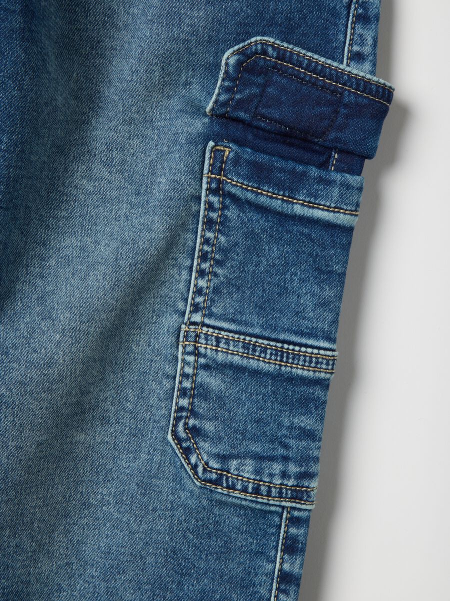 Jeans cargo in misto cotone blu da bambino regular fit con elastico_2