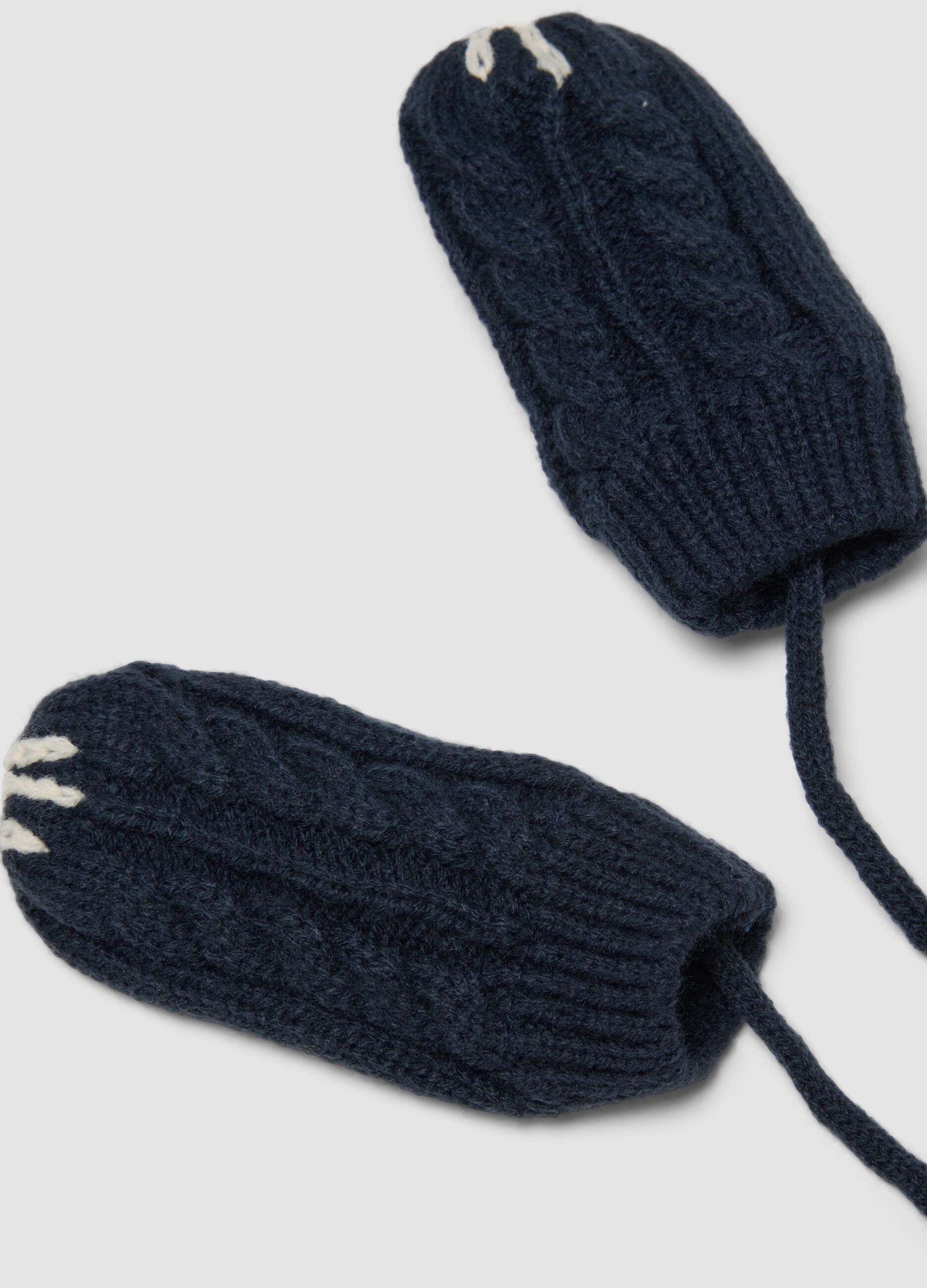 Set blu con cappello e muffole in maglia jacquard