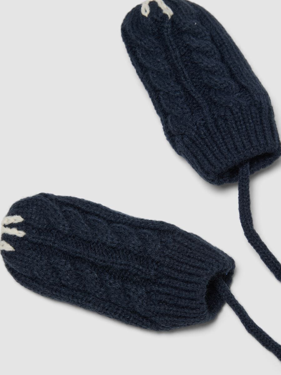 Set blu con cappello e muffole in maglia jacquard_2