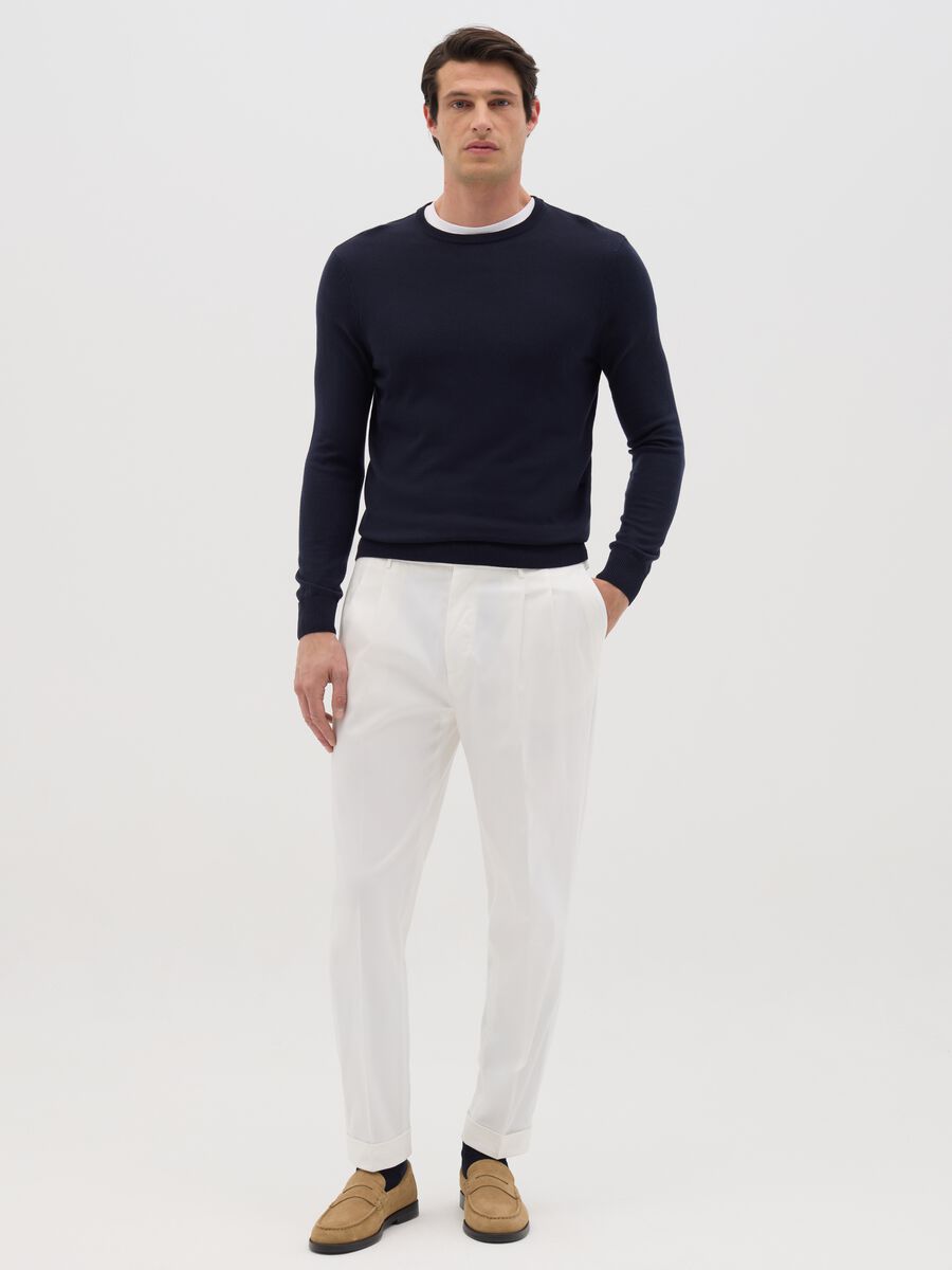 Men’s trousers in white stretch cotton with carrot fit_0