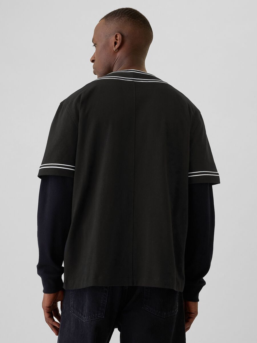 Baseball shirt with striped edging_2