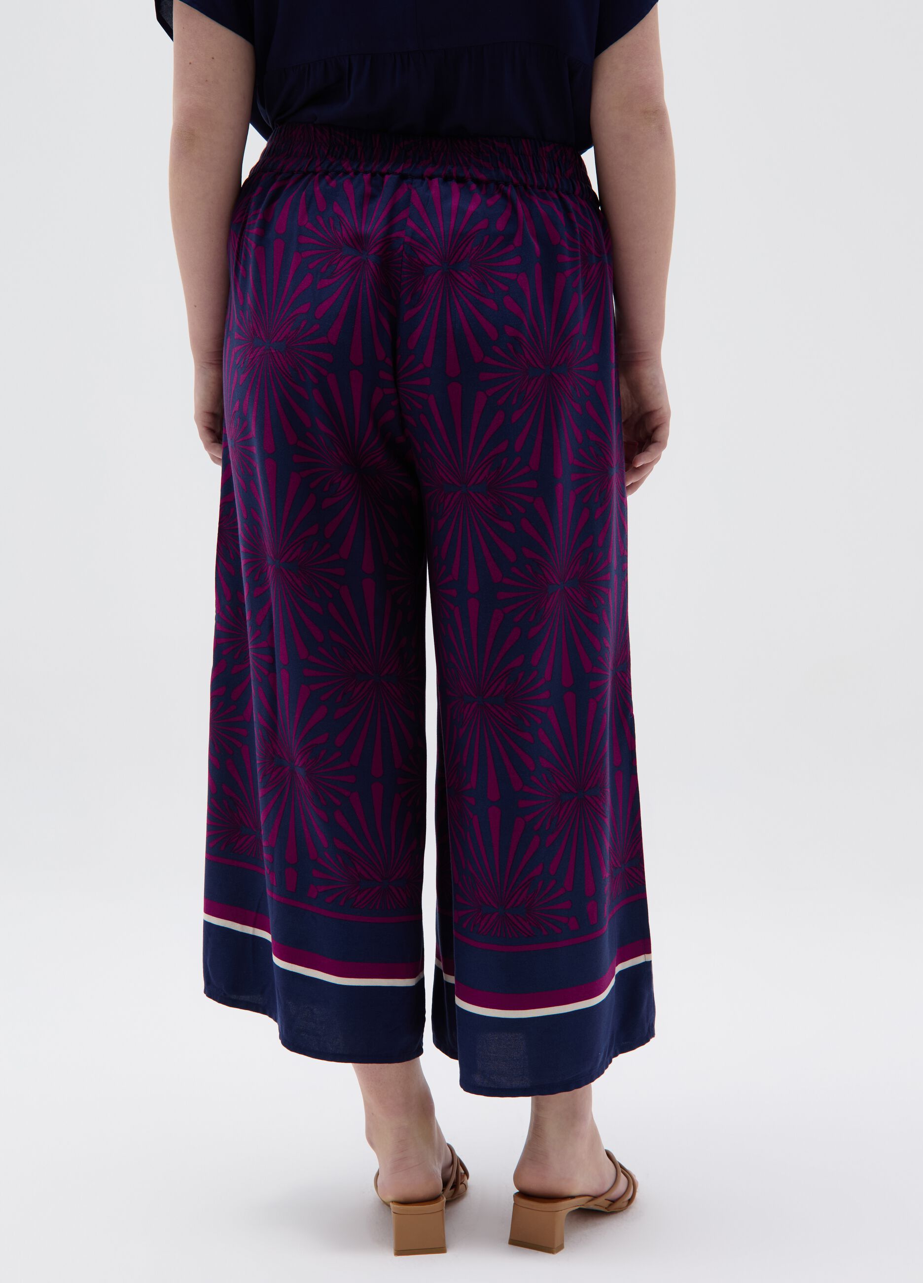 Curvy wide-leg crop trousers with print