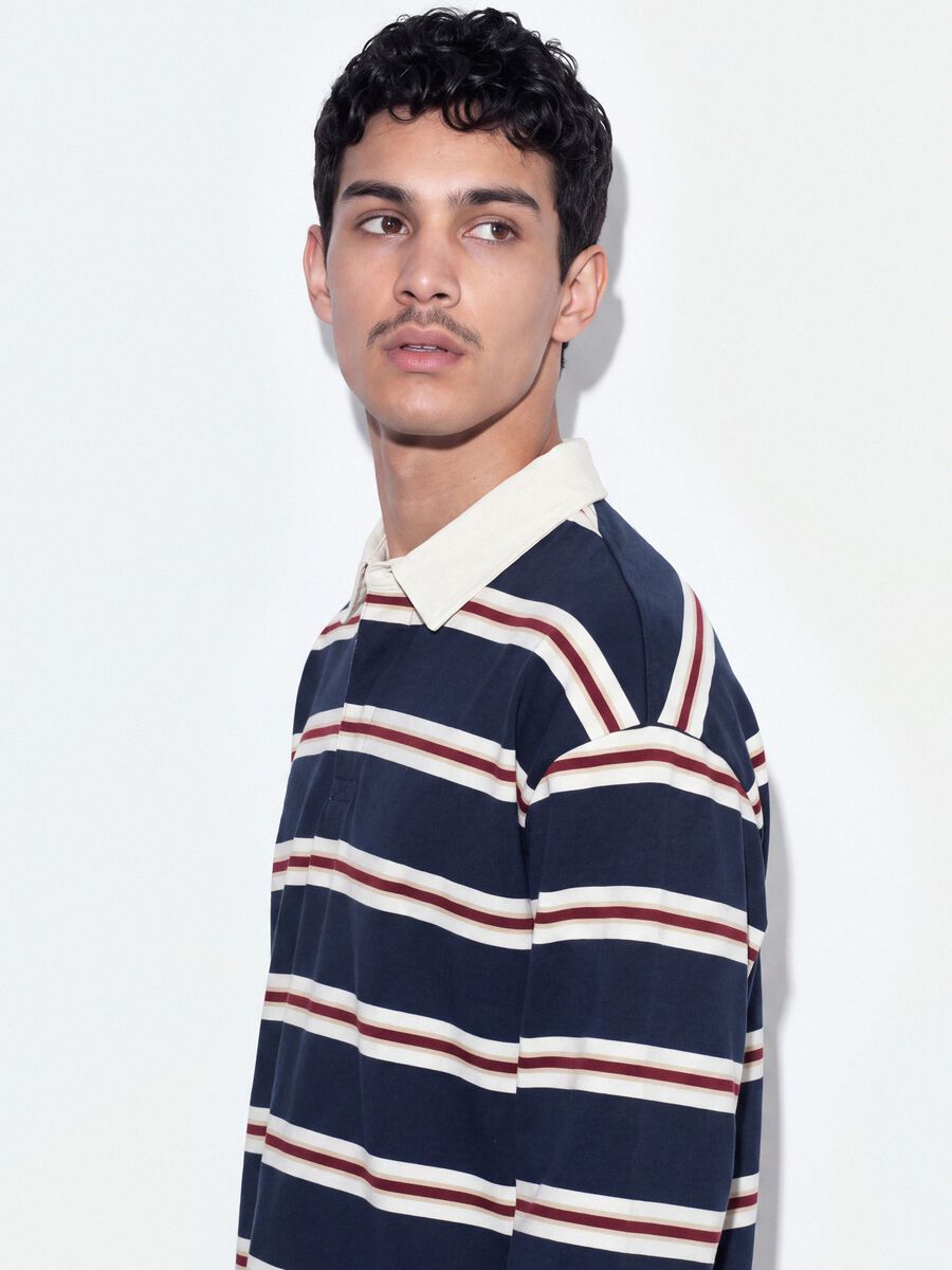 Polo rugby blu a righe in puro cotone con colletto classico_0